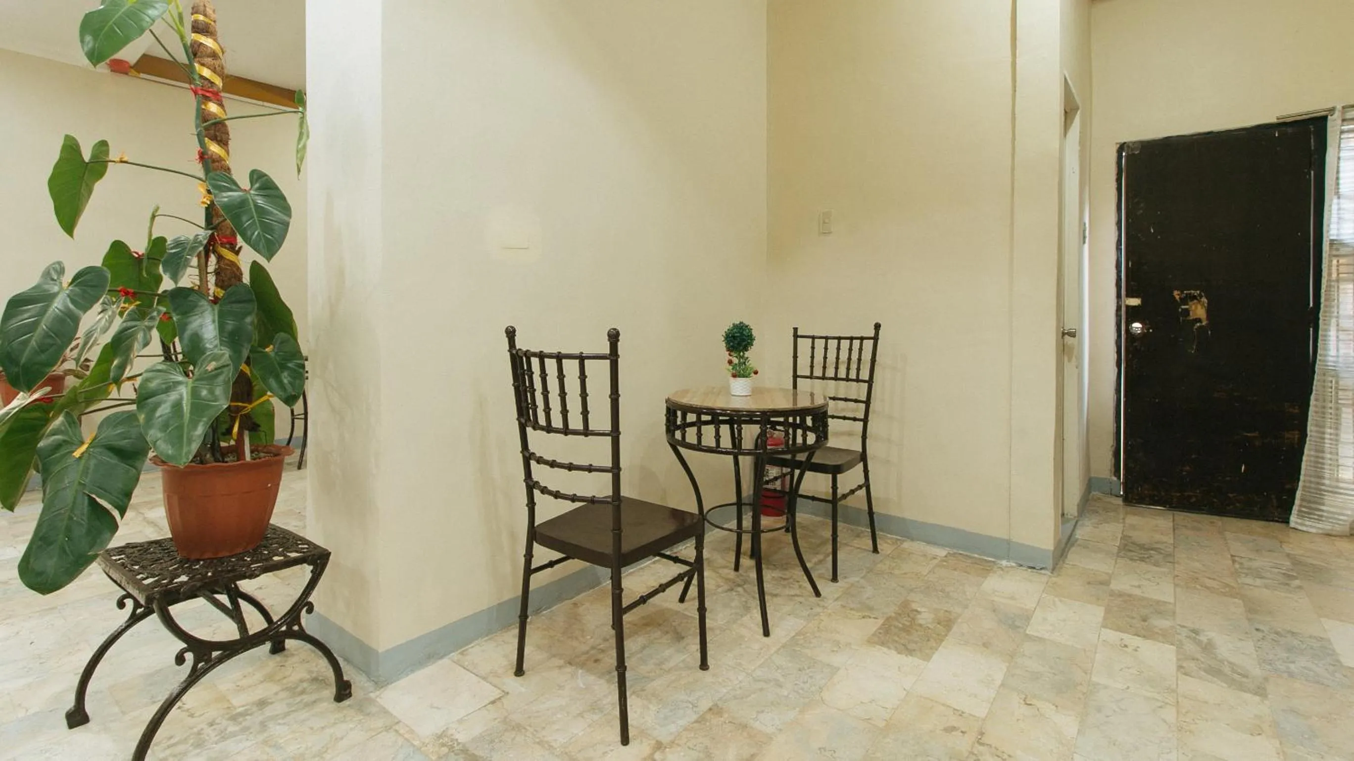 Seating area in RedDoorz @ The V'Jour Hotel Angeles