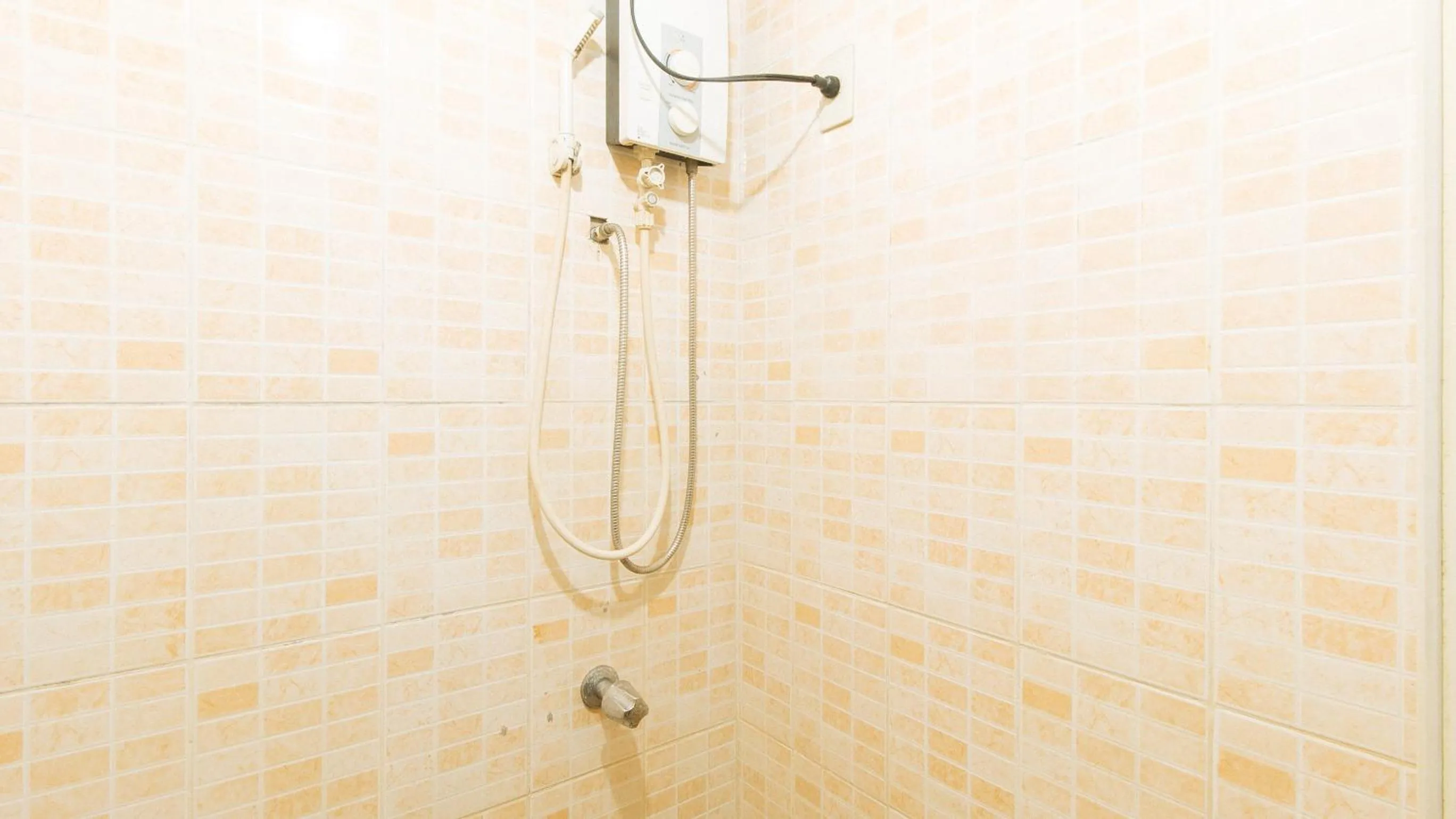 Shower in RedDoorz @ The V'Jour Hotel Angeles