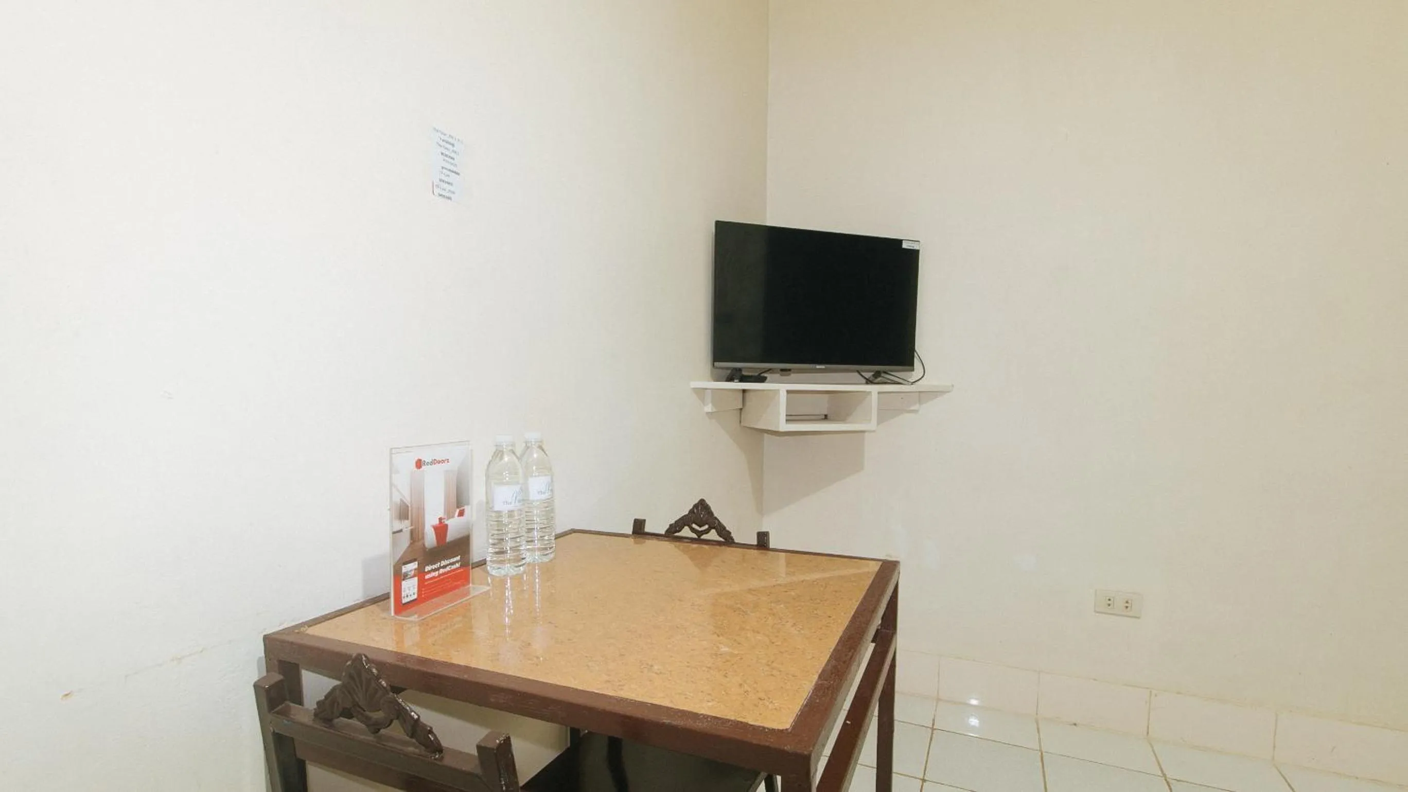 TV and multimedia in RedDoorz @ The V'Jour Hotel Angeles