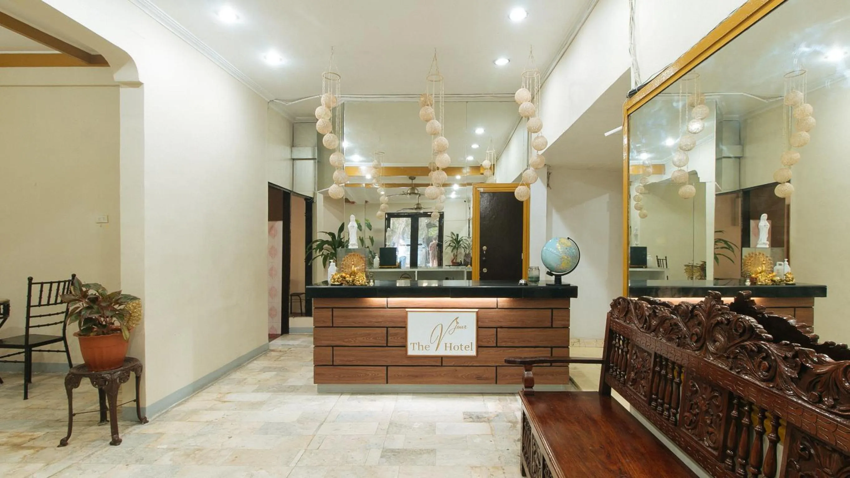 Lobby or reception in RedDoorz @ The V'Jour Hotel Angeles