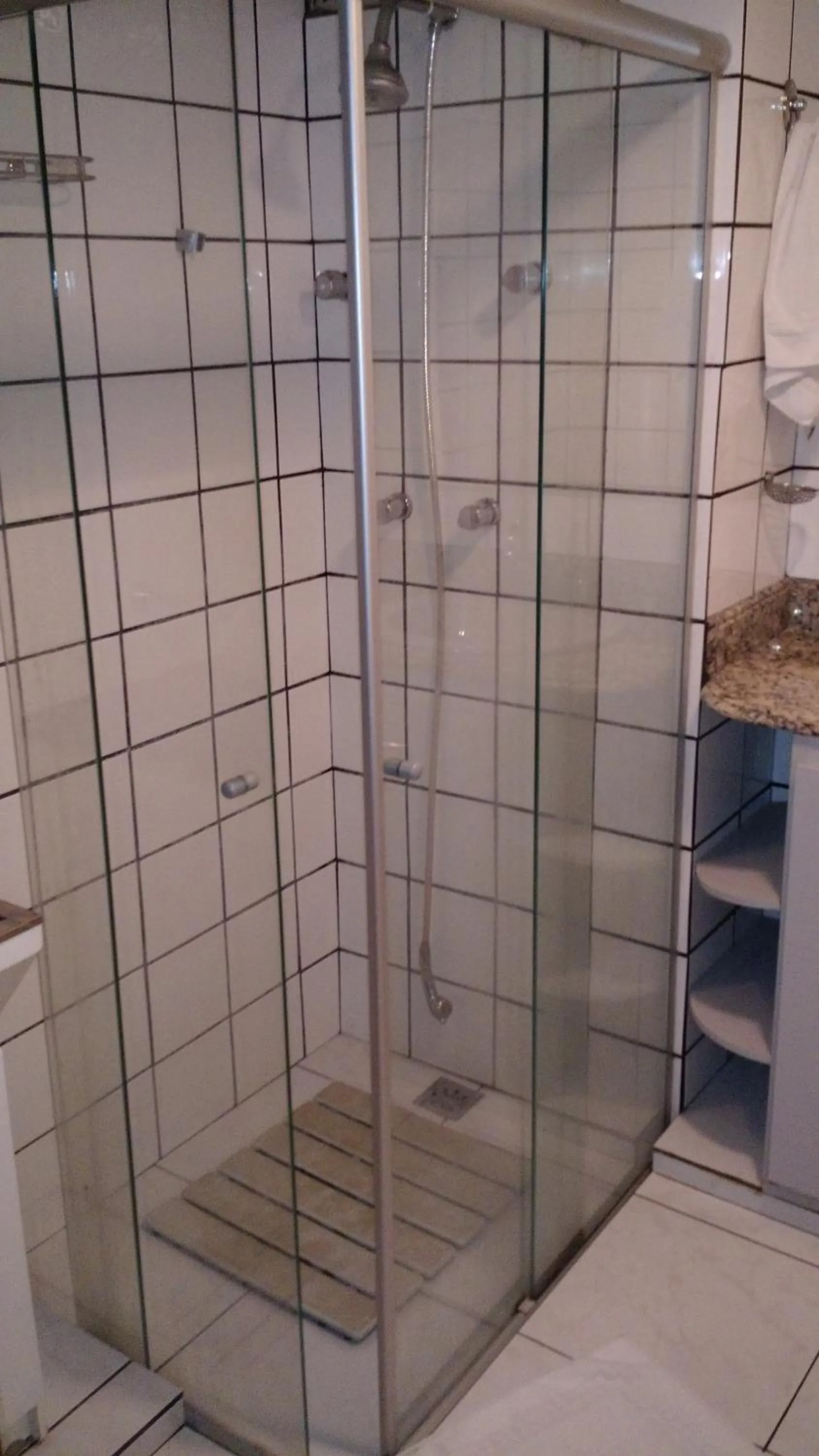 Shower in Brasilia Apart Hotéis