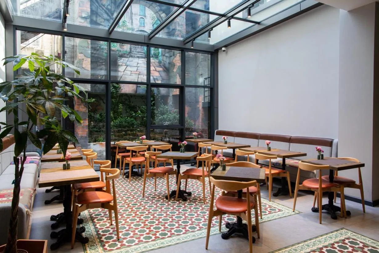 Restaurant/places to eat in Molokan Inn Hotel