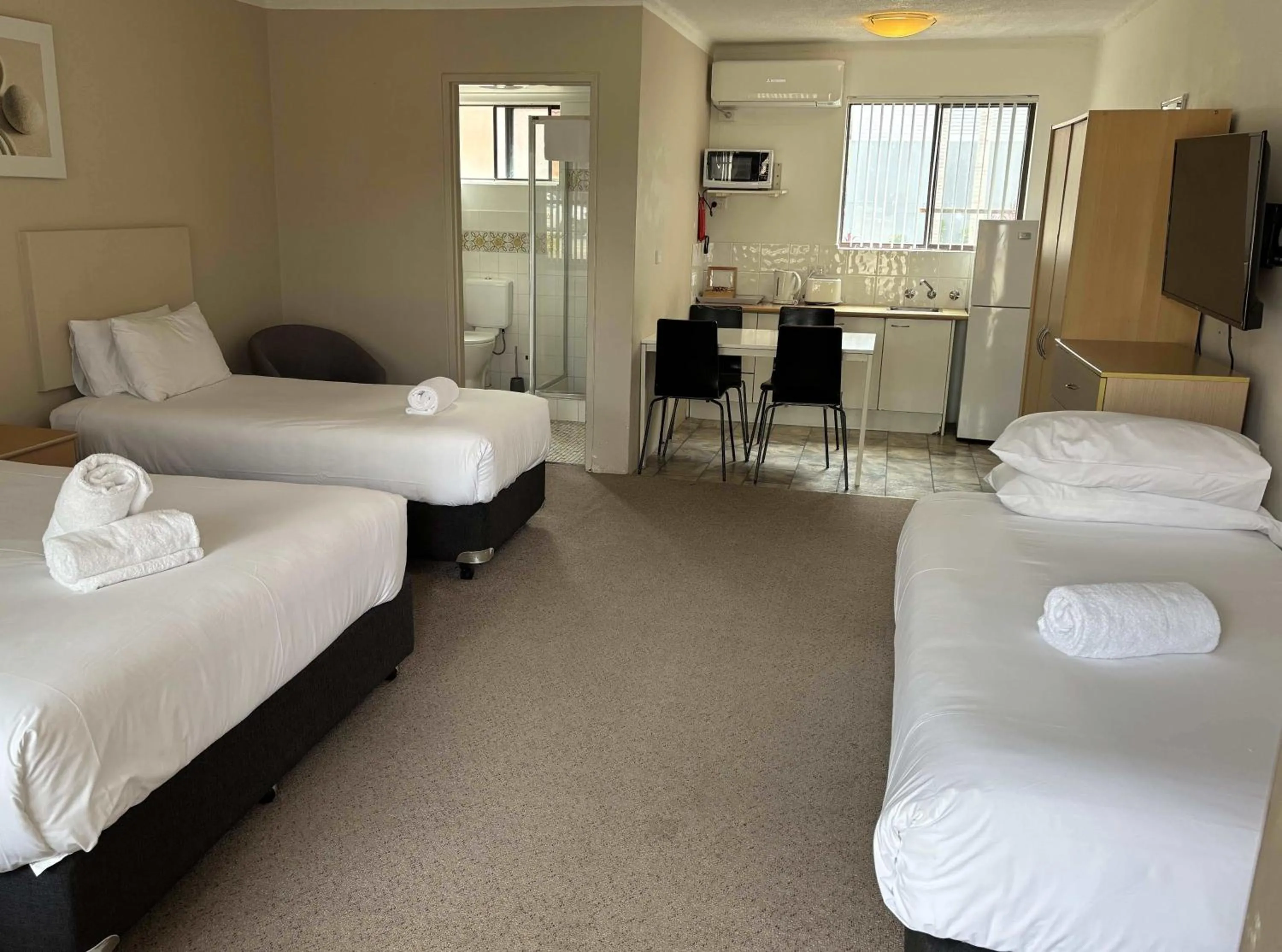 Photo of the whole room, Bed in Bella Villa Motor Inn