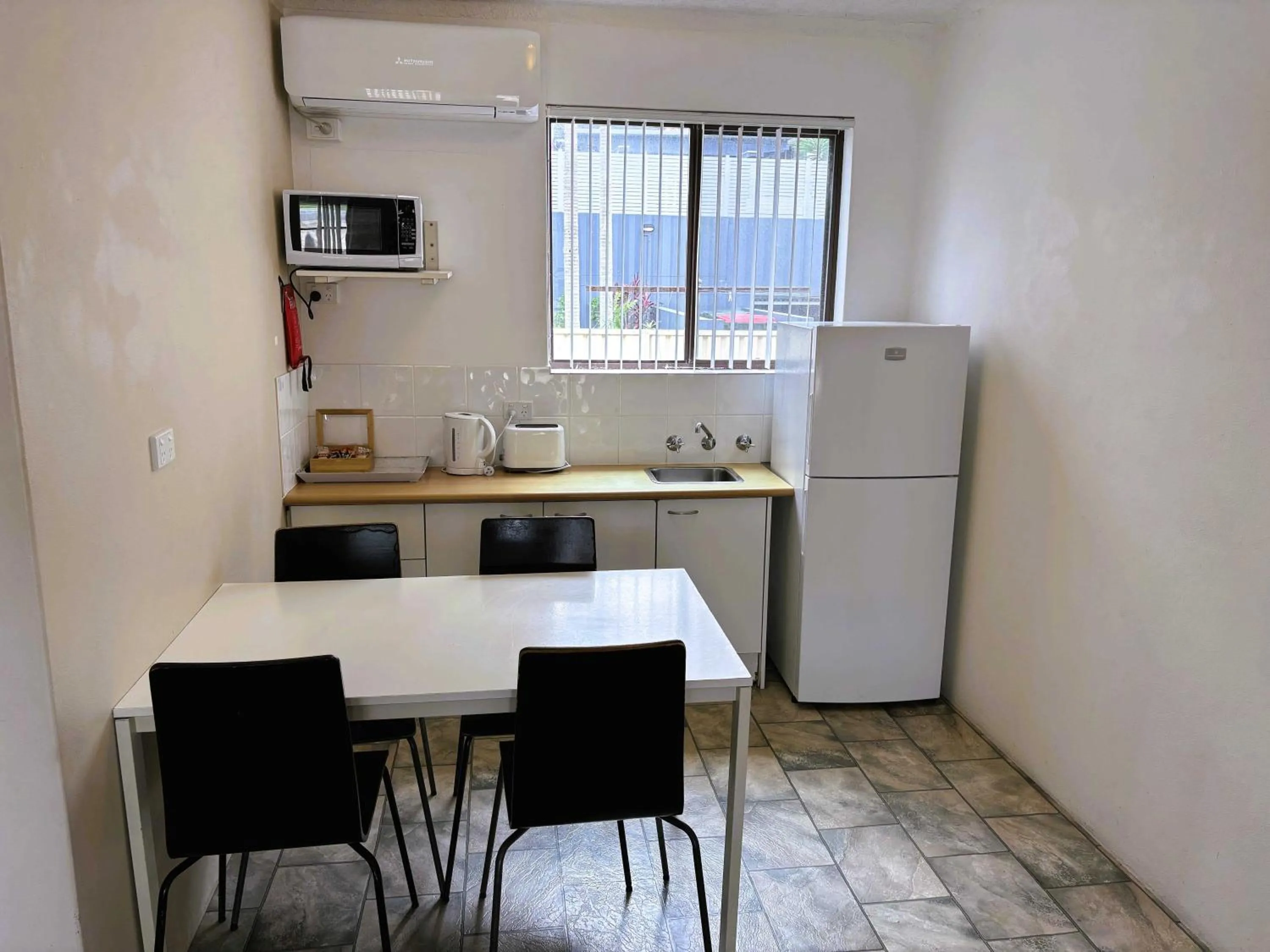 Kitchen or kitchenette in Bella Villa Motor Inn