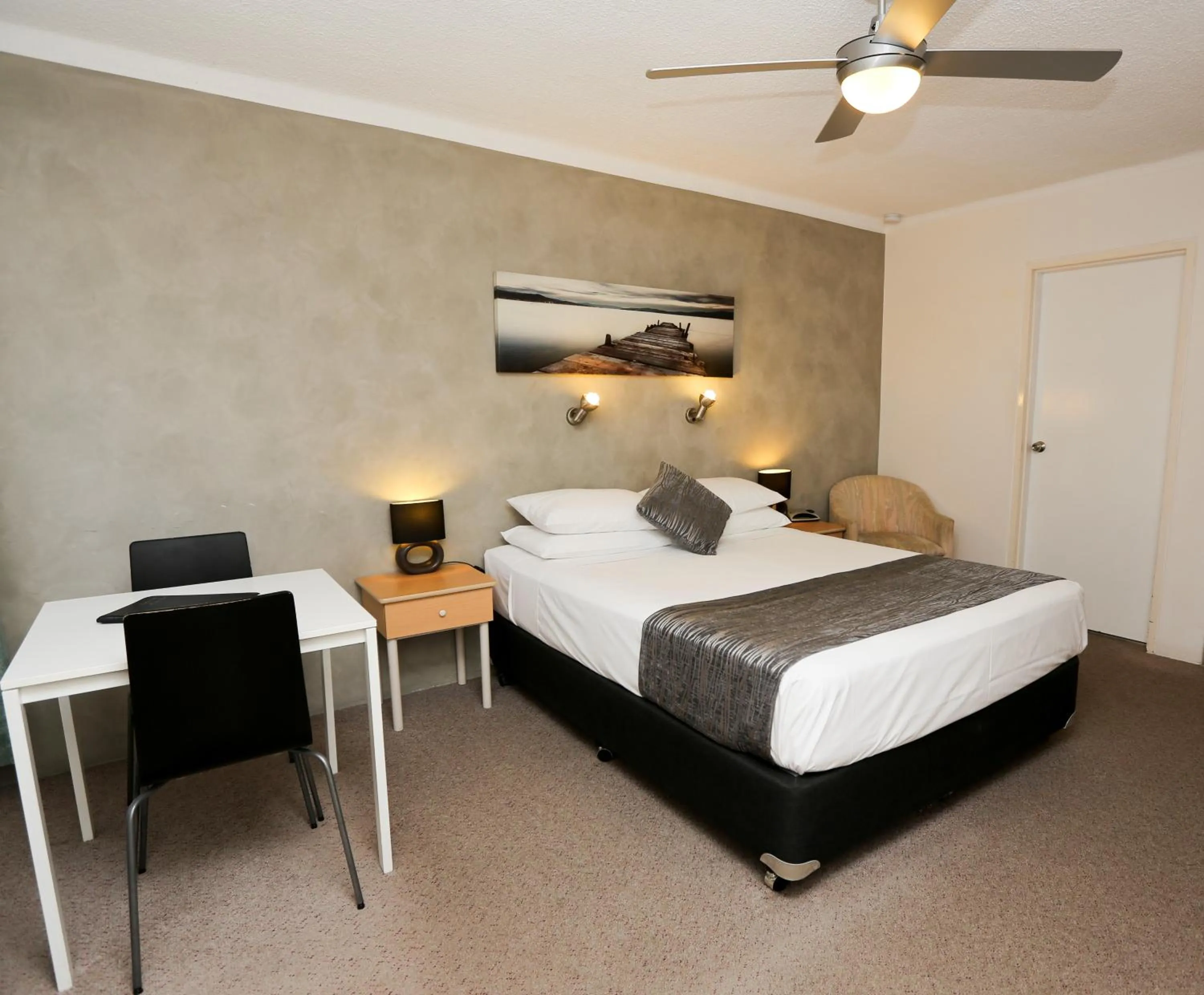 Bedroom, Bed in Bella Villa Motor Inn