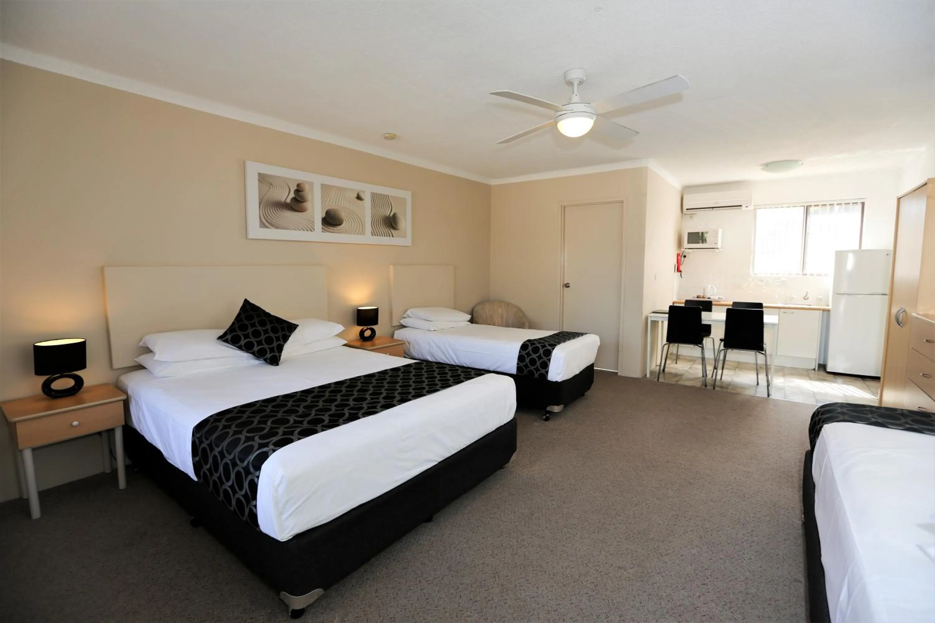 Photo of the whole room, Bed in Bella Villa Motor Inn