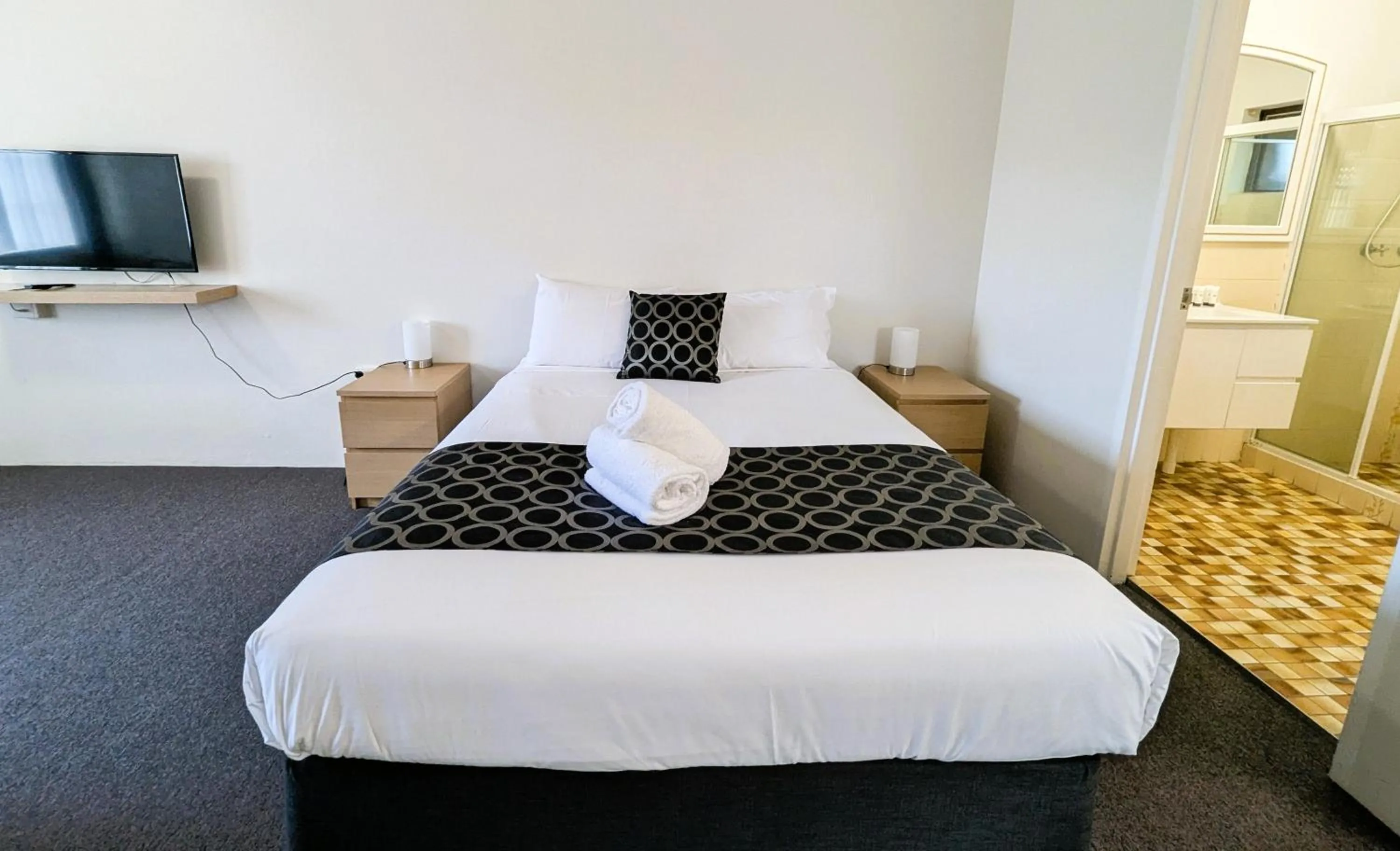 Bedroom, Bed in Bella Villa Motor Inn