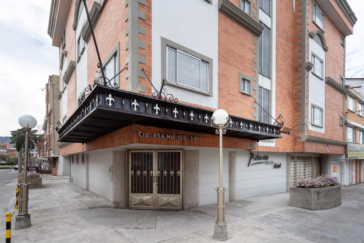 Facade/entrance in Hotel Picasso Inn