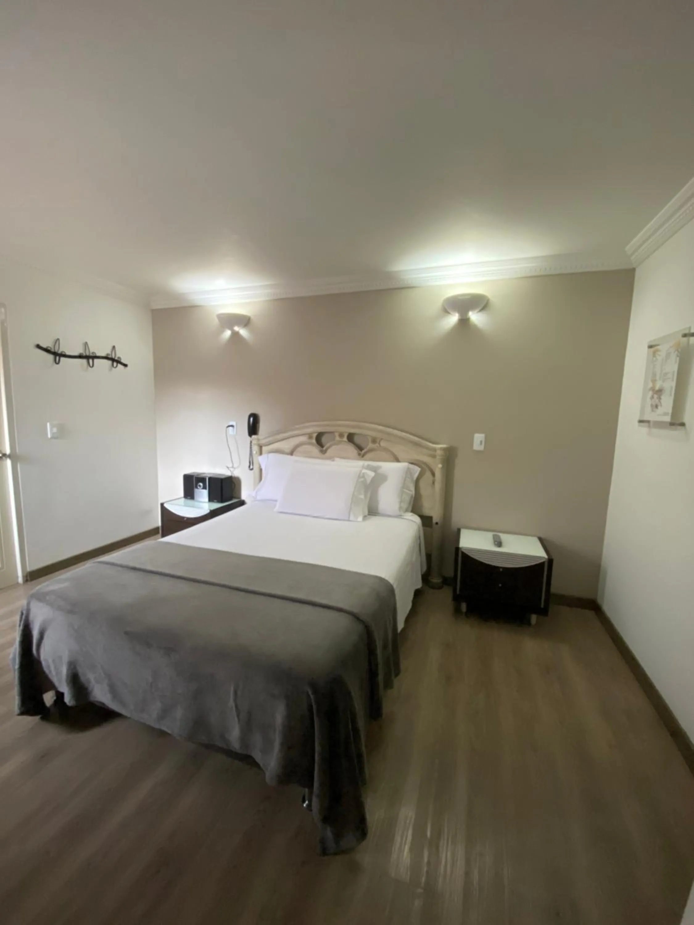 Bedroom, Bed in Hotel Picasso Inn