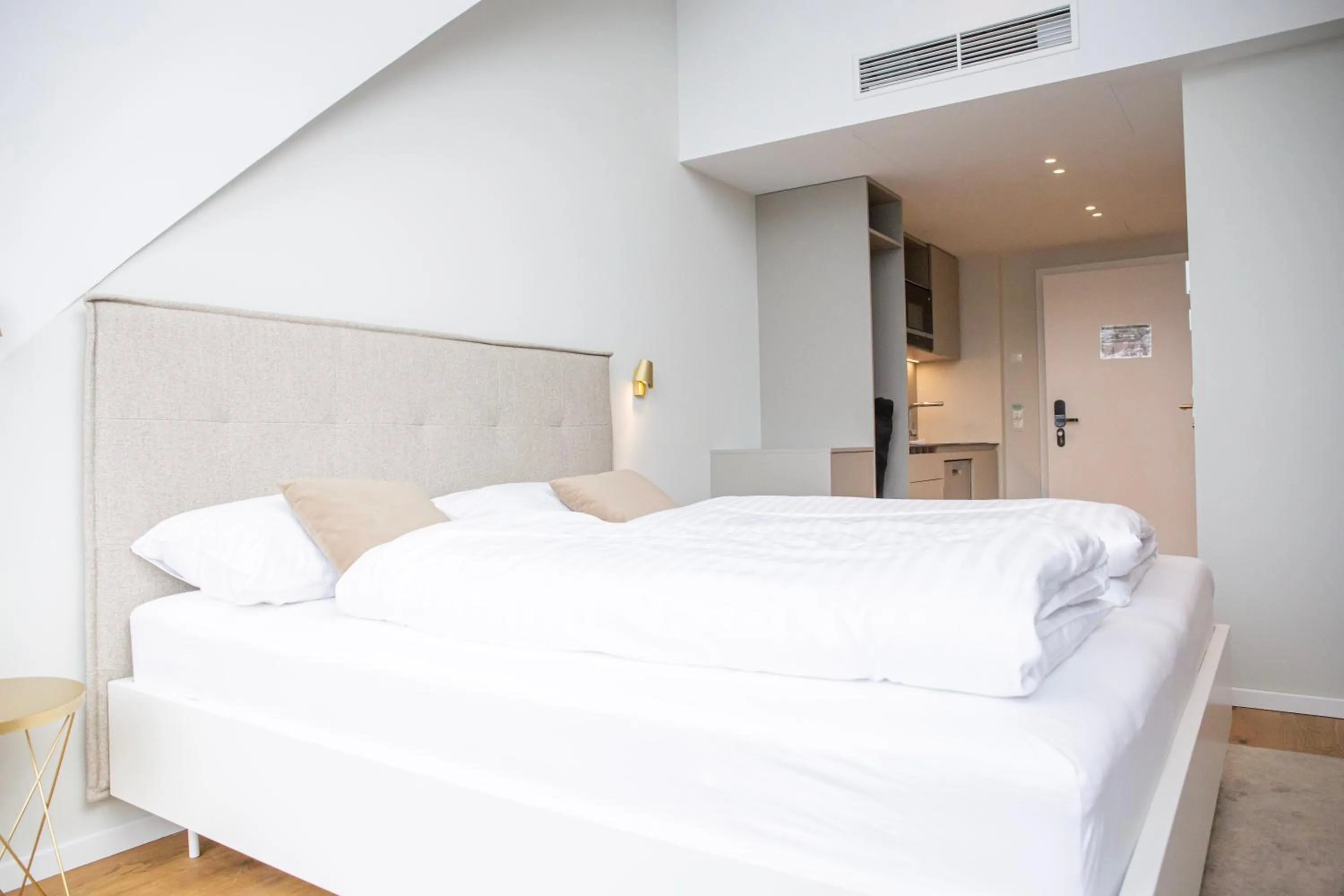 Photo of the whole room, Bed in Blackhome Wien I contactless check-in