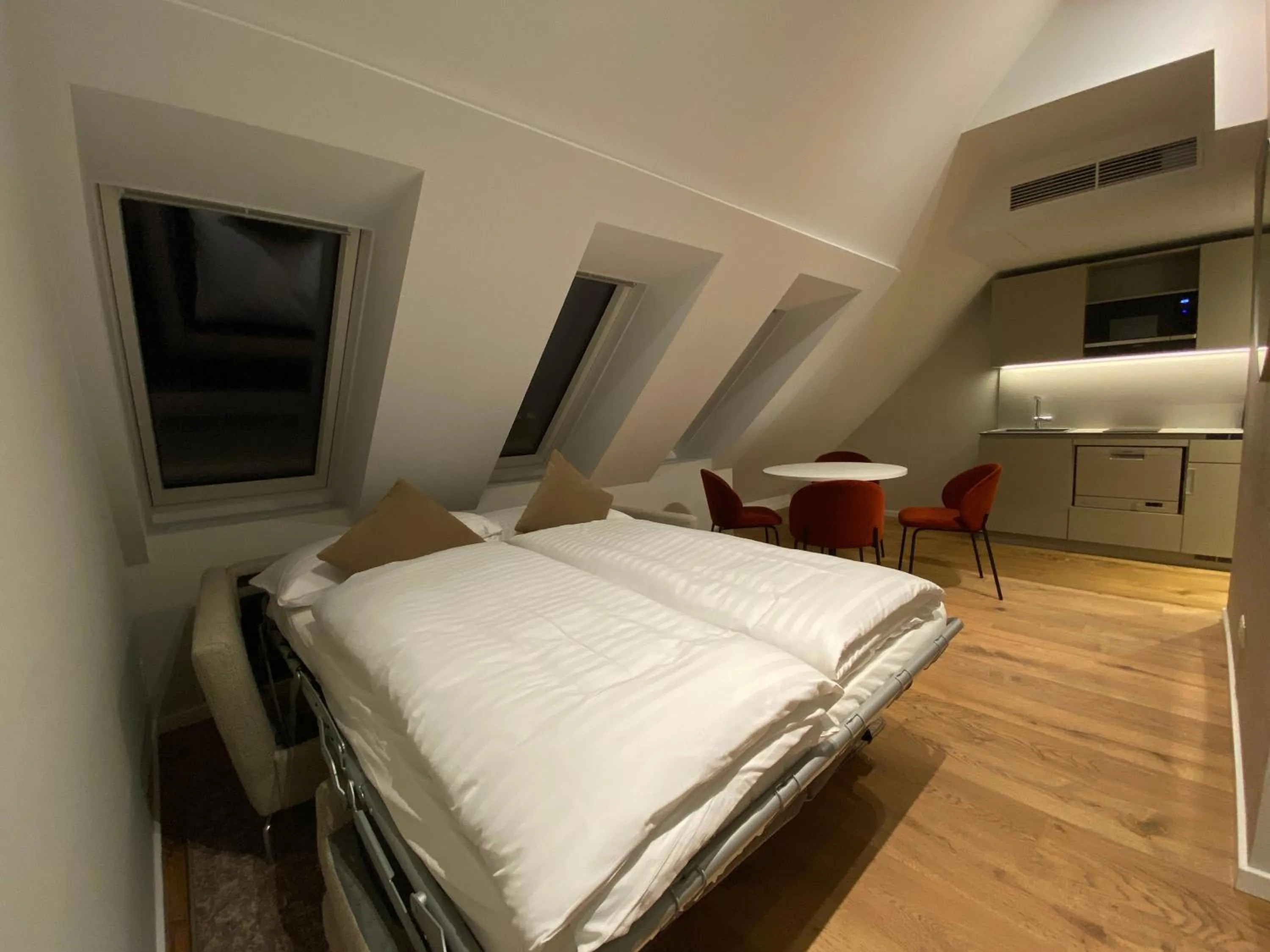 Photo of the whole room, Bed in Blackhome Wien I contactless check-in