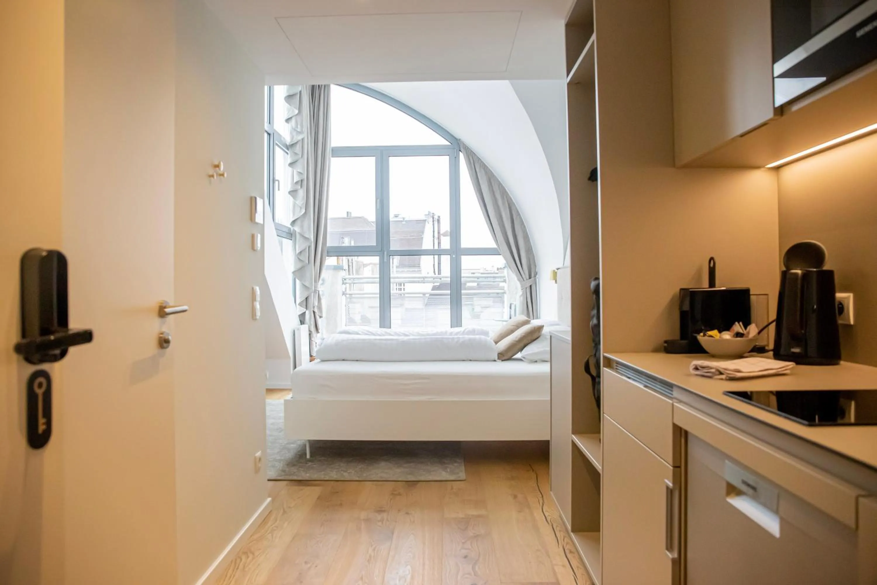 Photo of the whole room, Bed in Blackhome Wien I contactless check-in