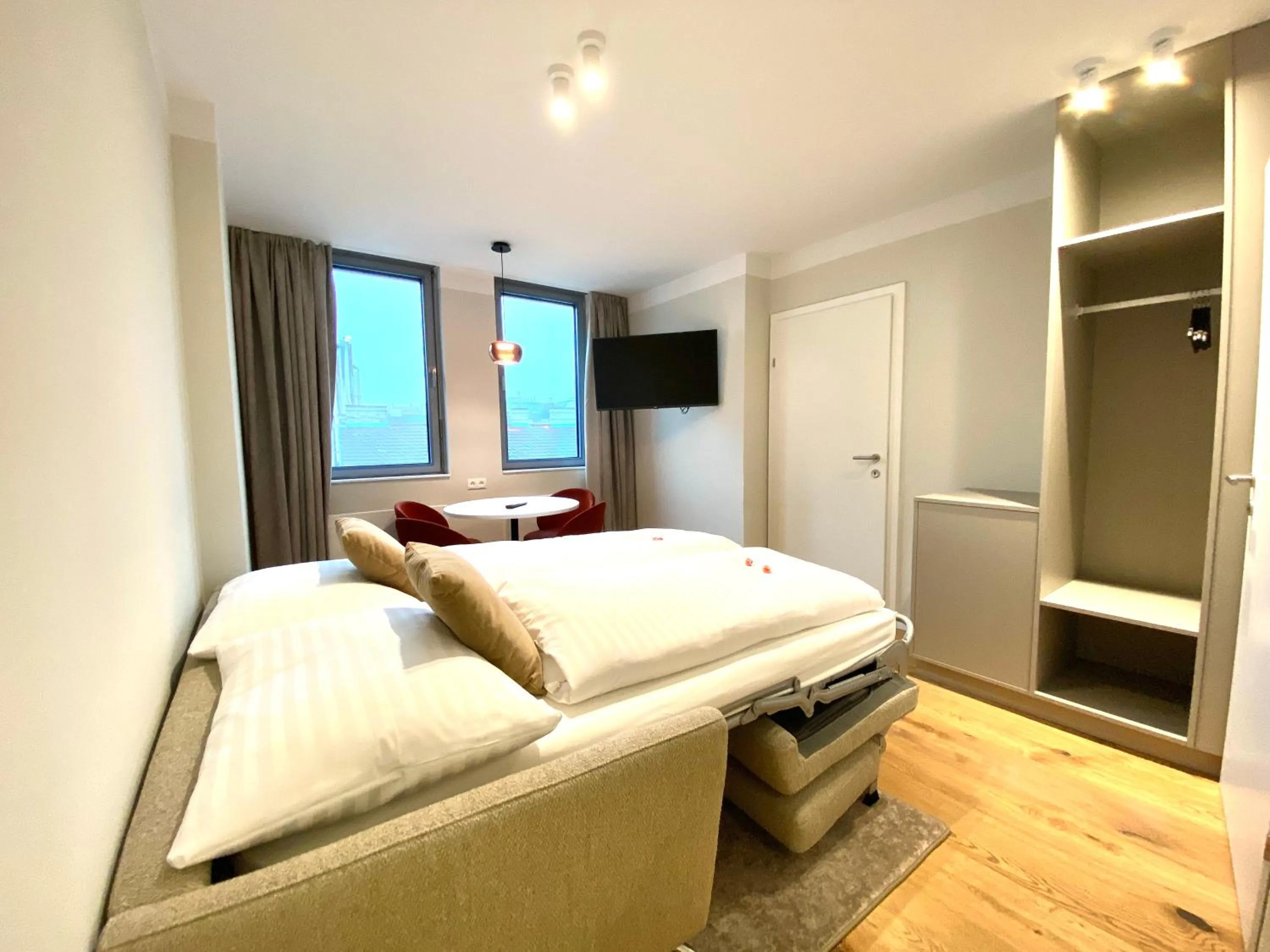 Photo of the whole room, Bed in Blackhome Wien I contactless check-in