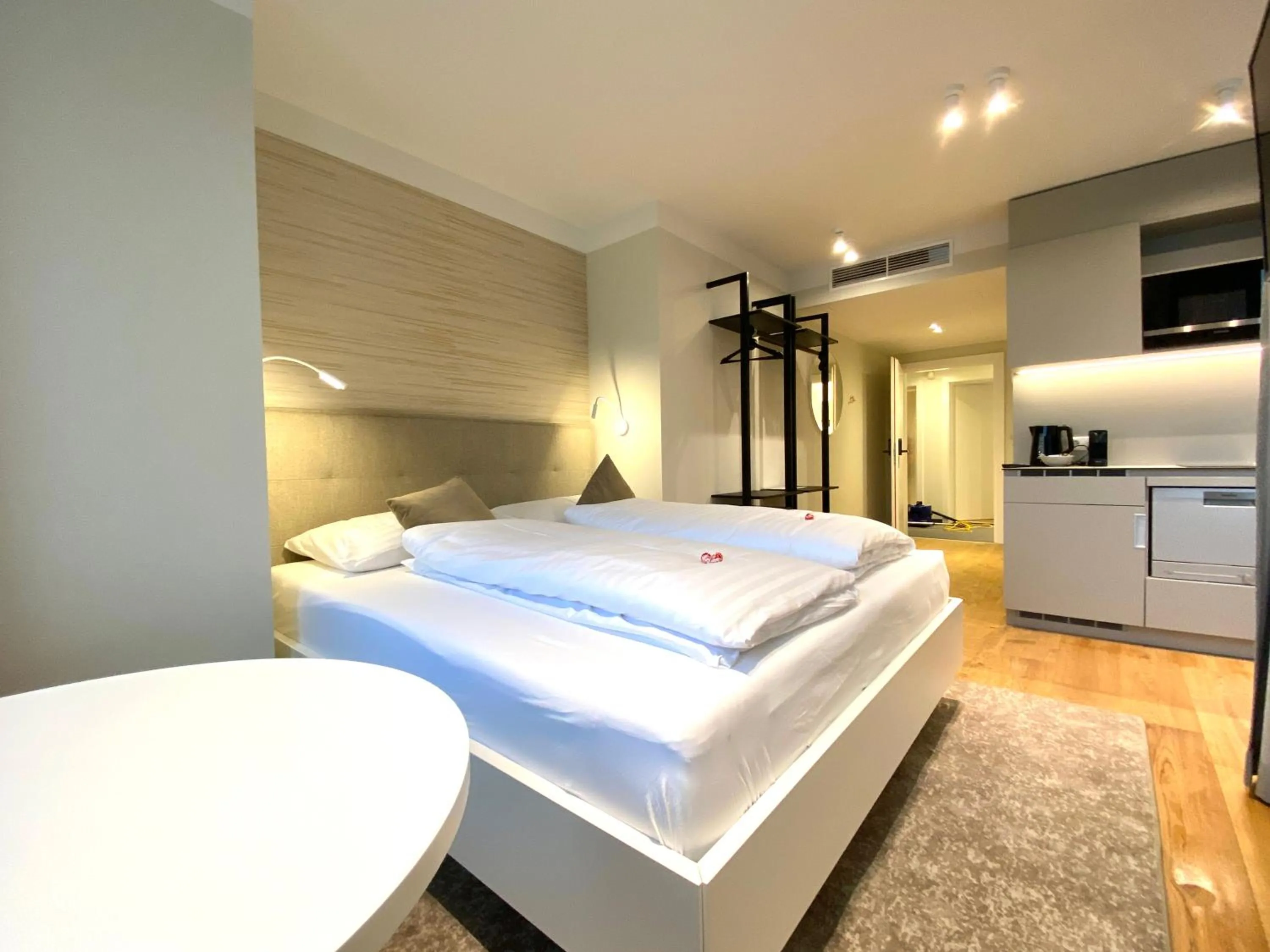 Photo of the whole room, Bed in Blackhome Wien I contactless check-in