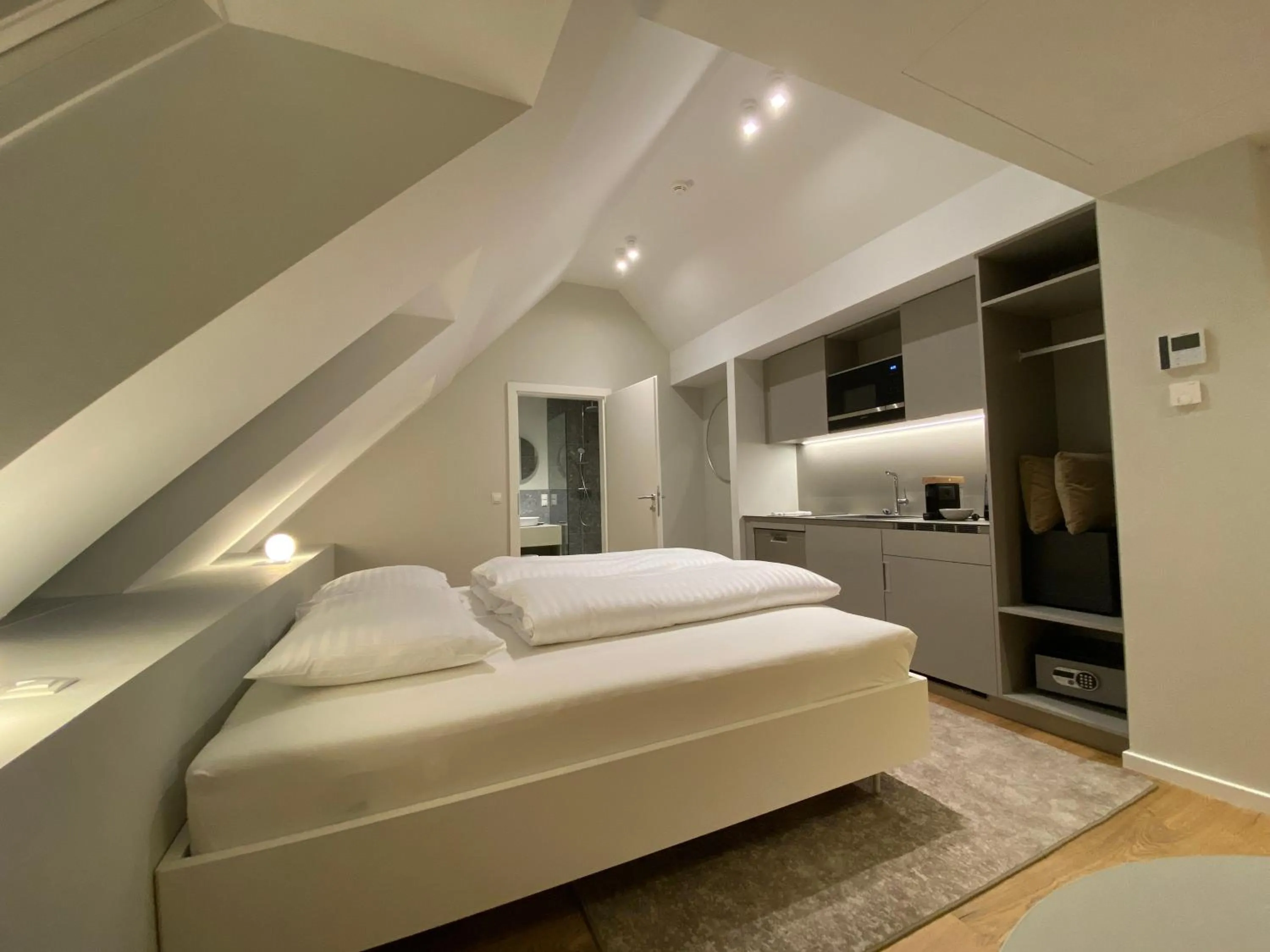 Photo of the whole room, Bed in Blackhome Wien I contactless check-in
