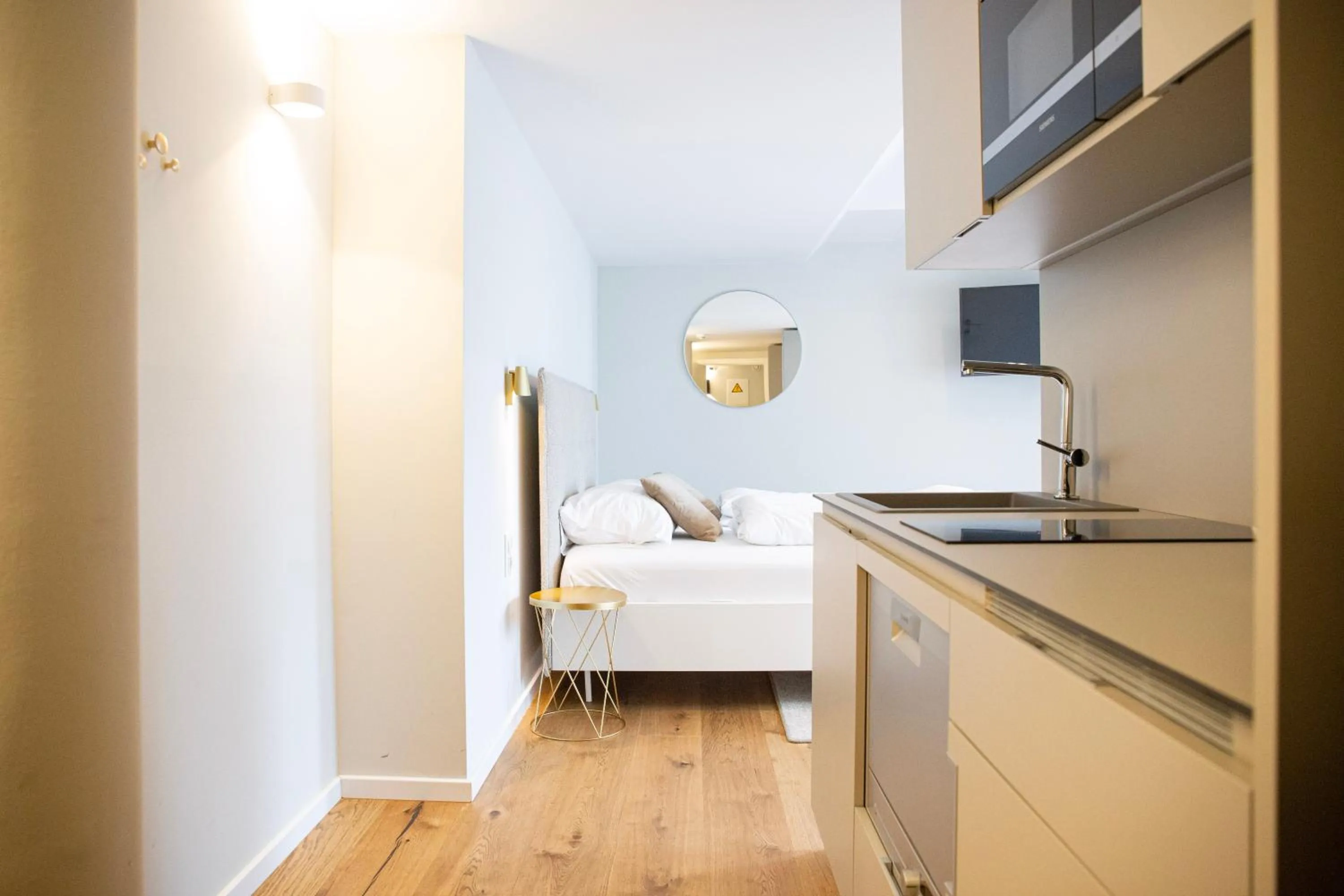 Photo of the whole room, Bed in Blackhome Wien I contactless check-in