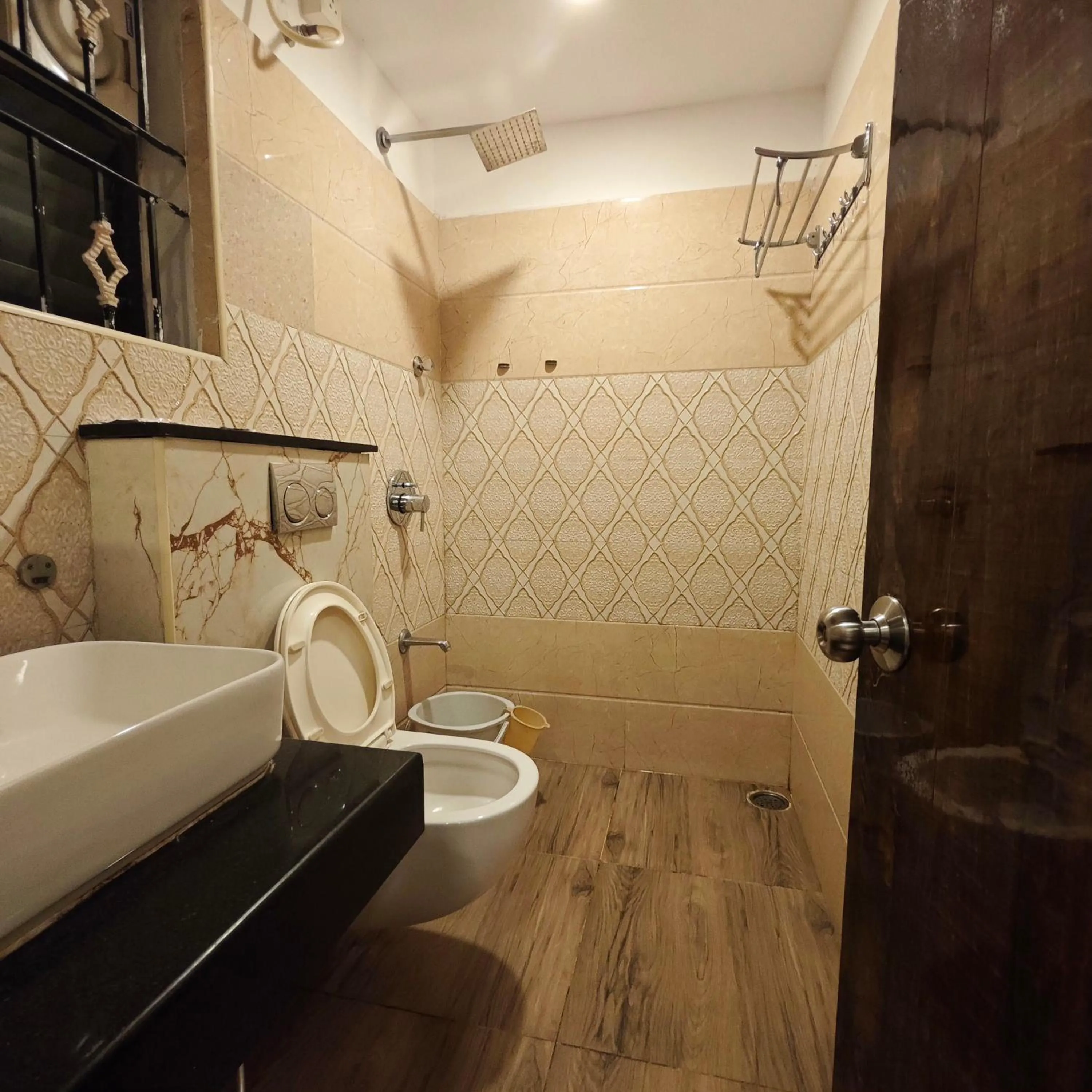 Shower in Al Noor Palace