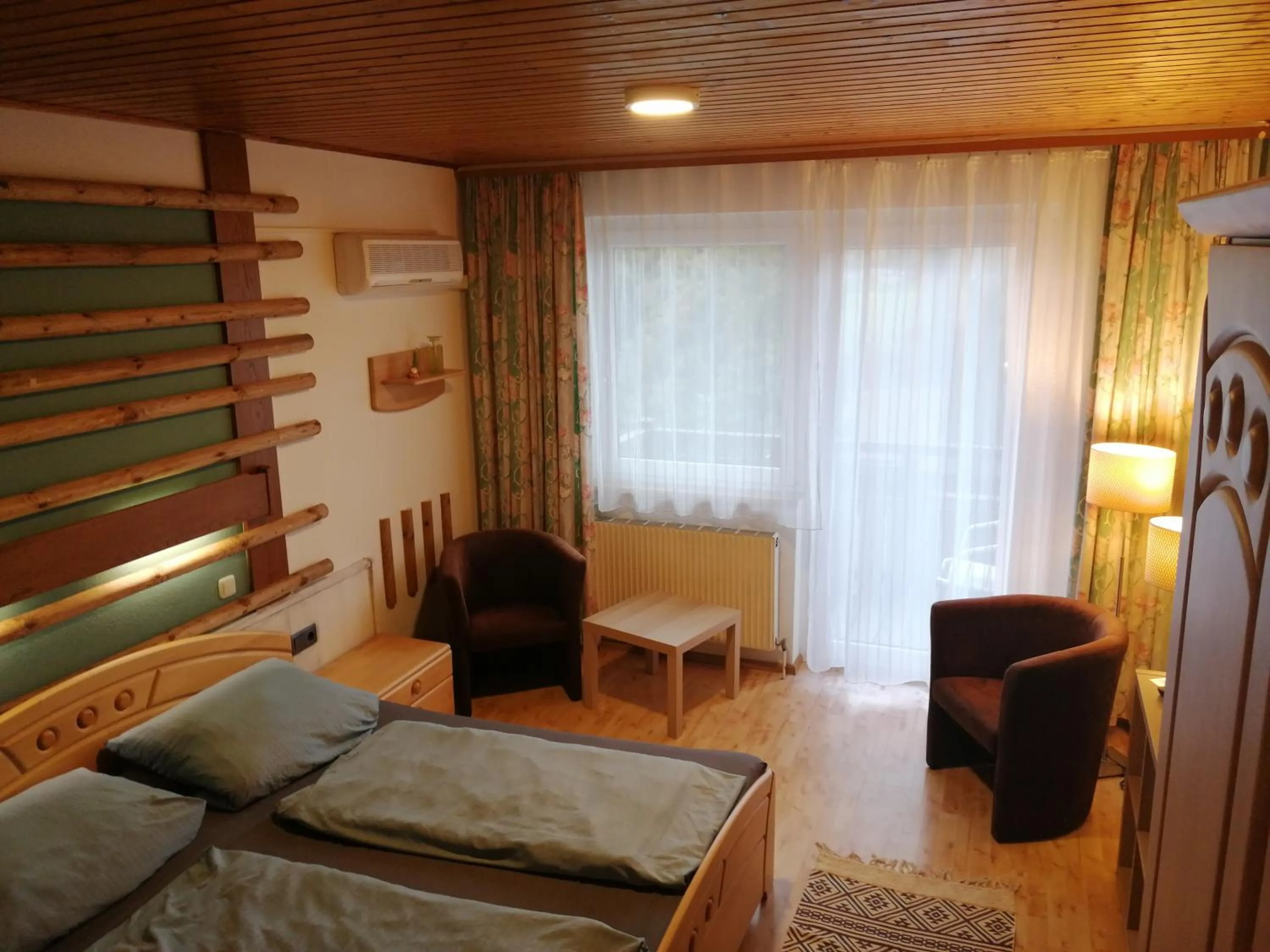 Photo of the whole room, Bed in Pension Arkadenhof