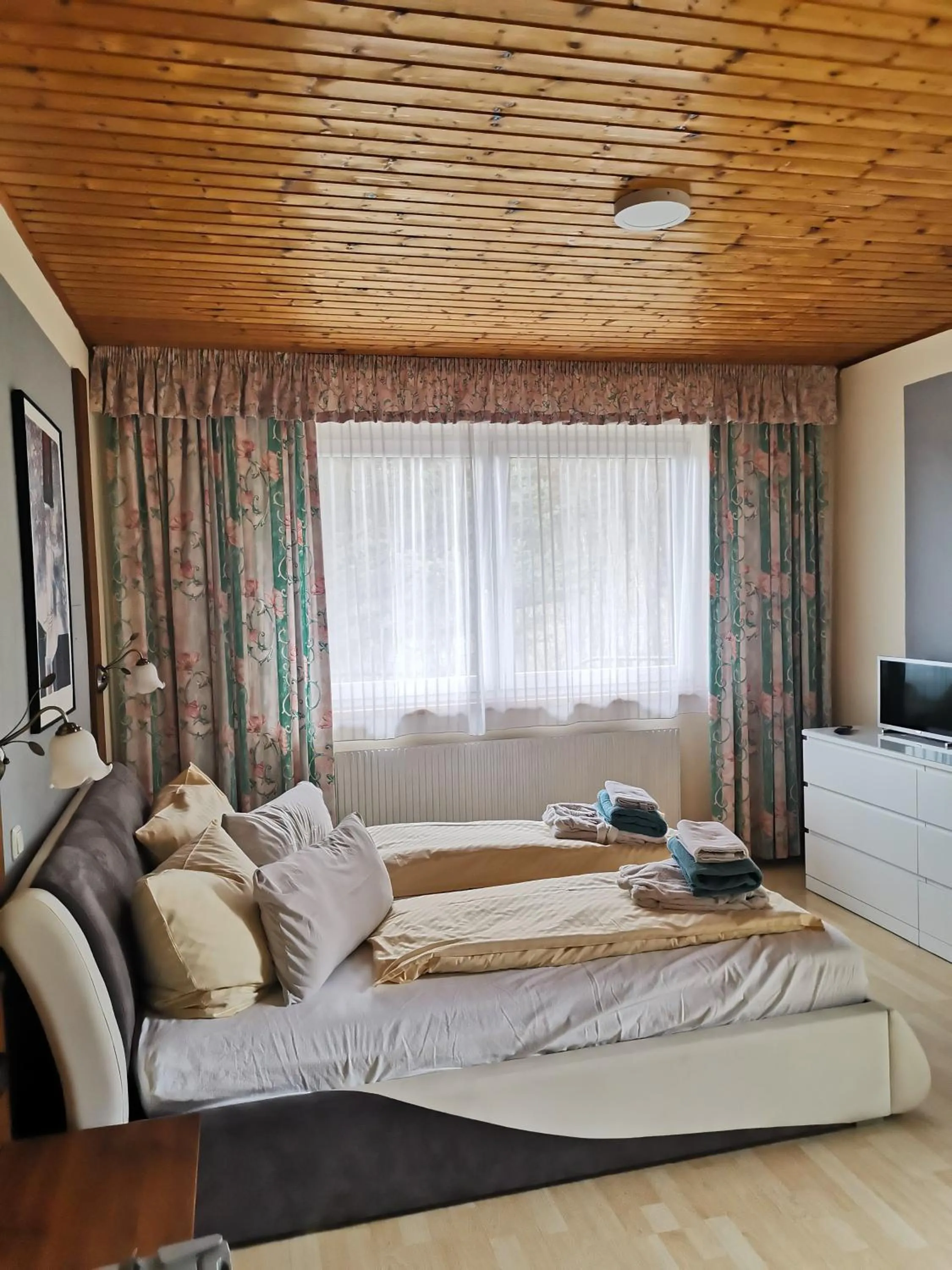 Photo of the whole room, Bed in Pension Arkadenhof