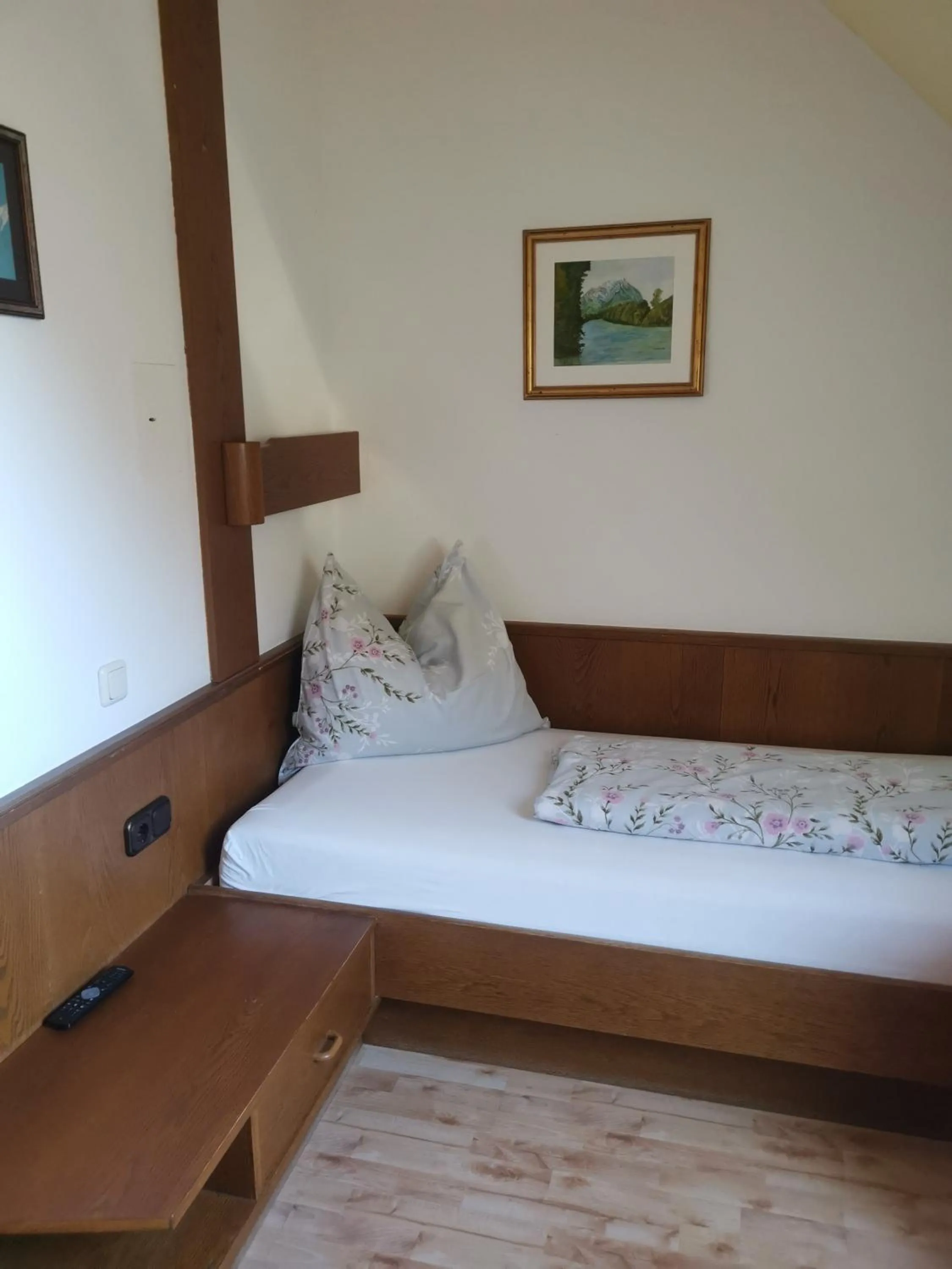 Photo of the whole room, Bed in Pension Arkadenhof