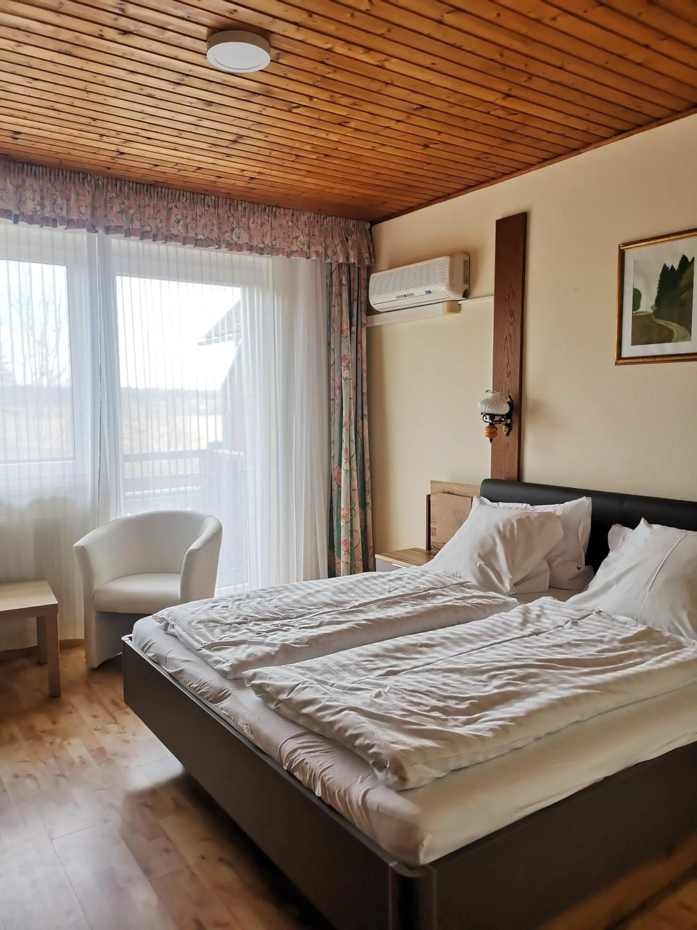 Bathroom, Bed in Pension Arkadenhof