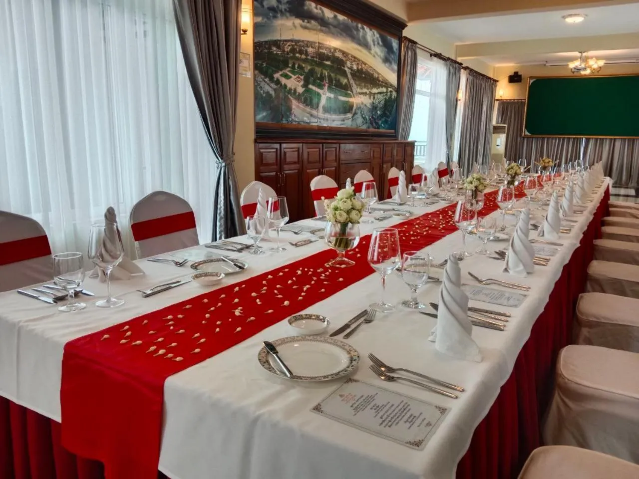 Restaurant/places to eat in Classy Hotel & Spa