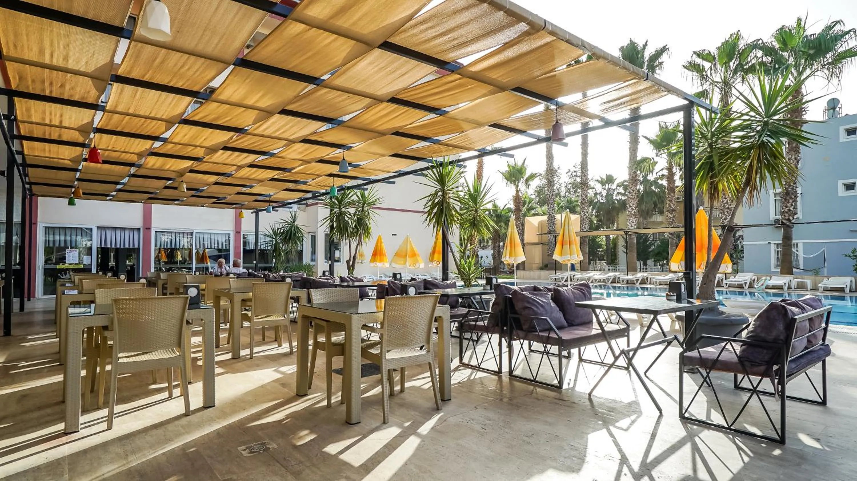 Swimming pool in CASTLE PARK HOTEL