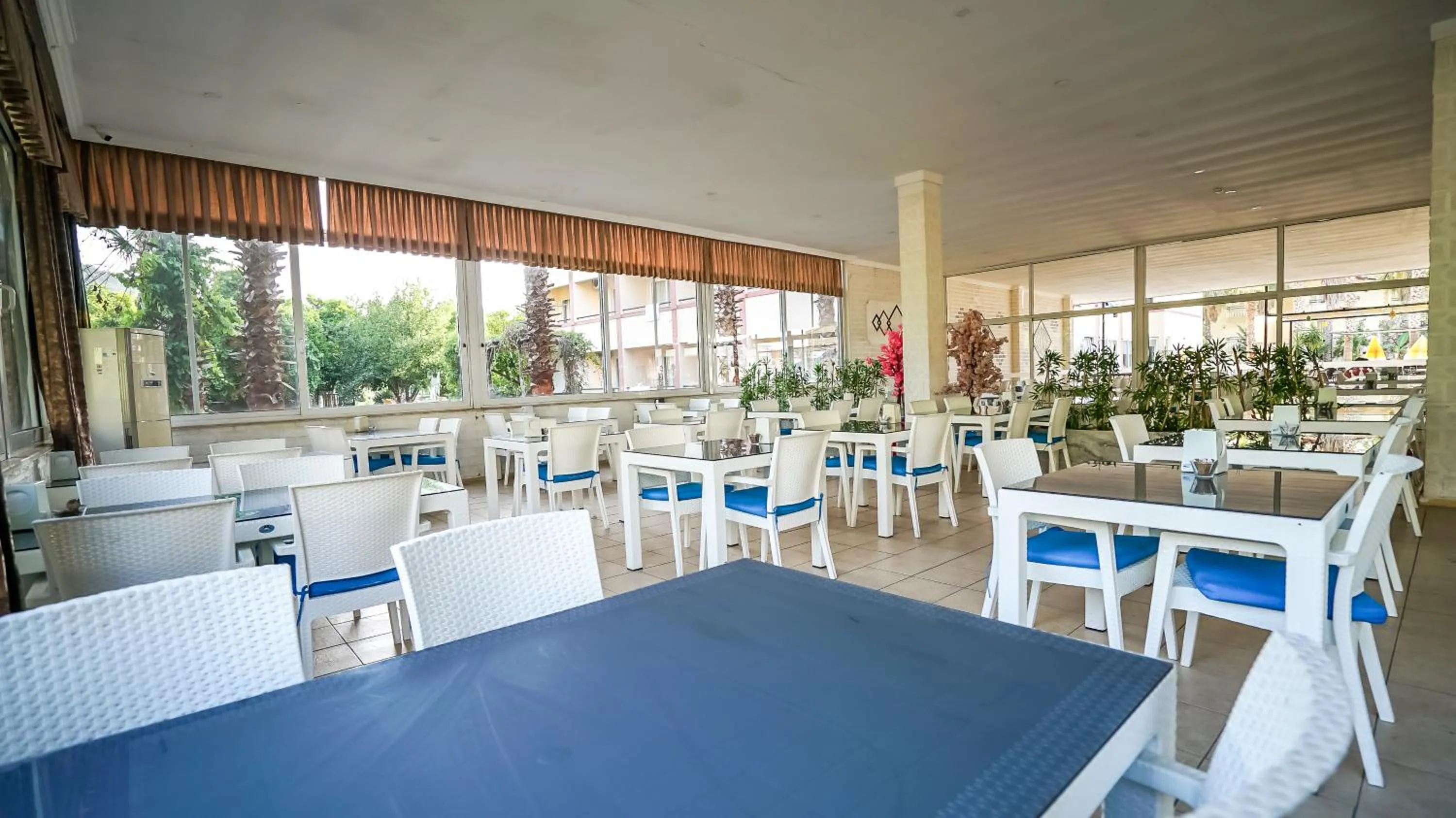 Restaurant/places to eat in CASTLE PARK HOTEL