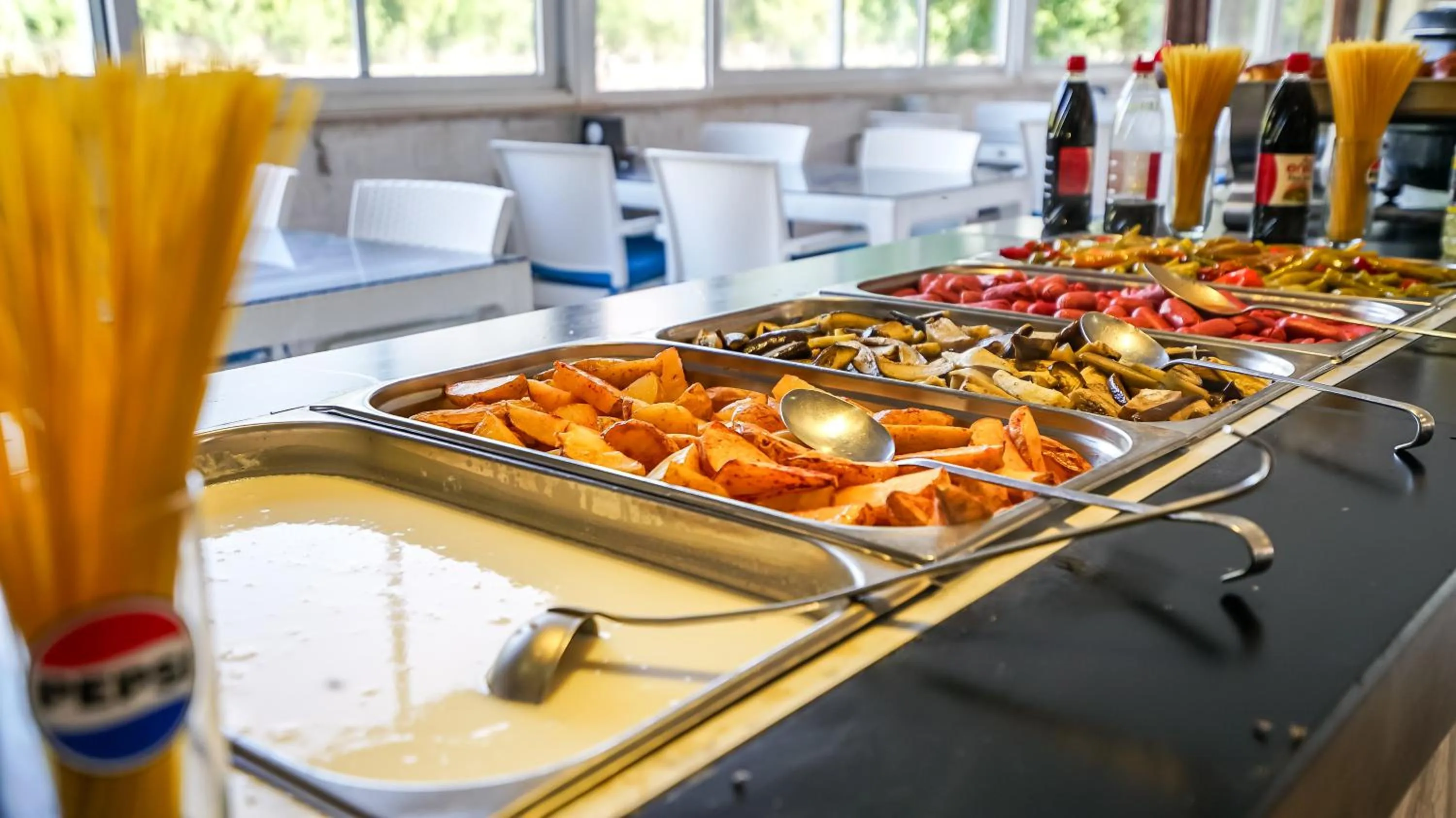 Restaurant/places to eat in CASTLE PARK HOTEL