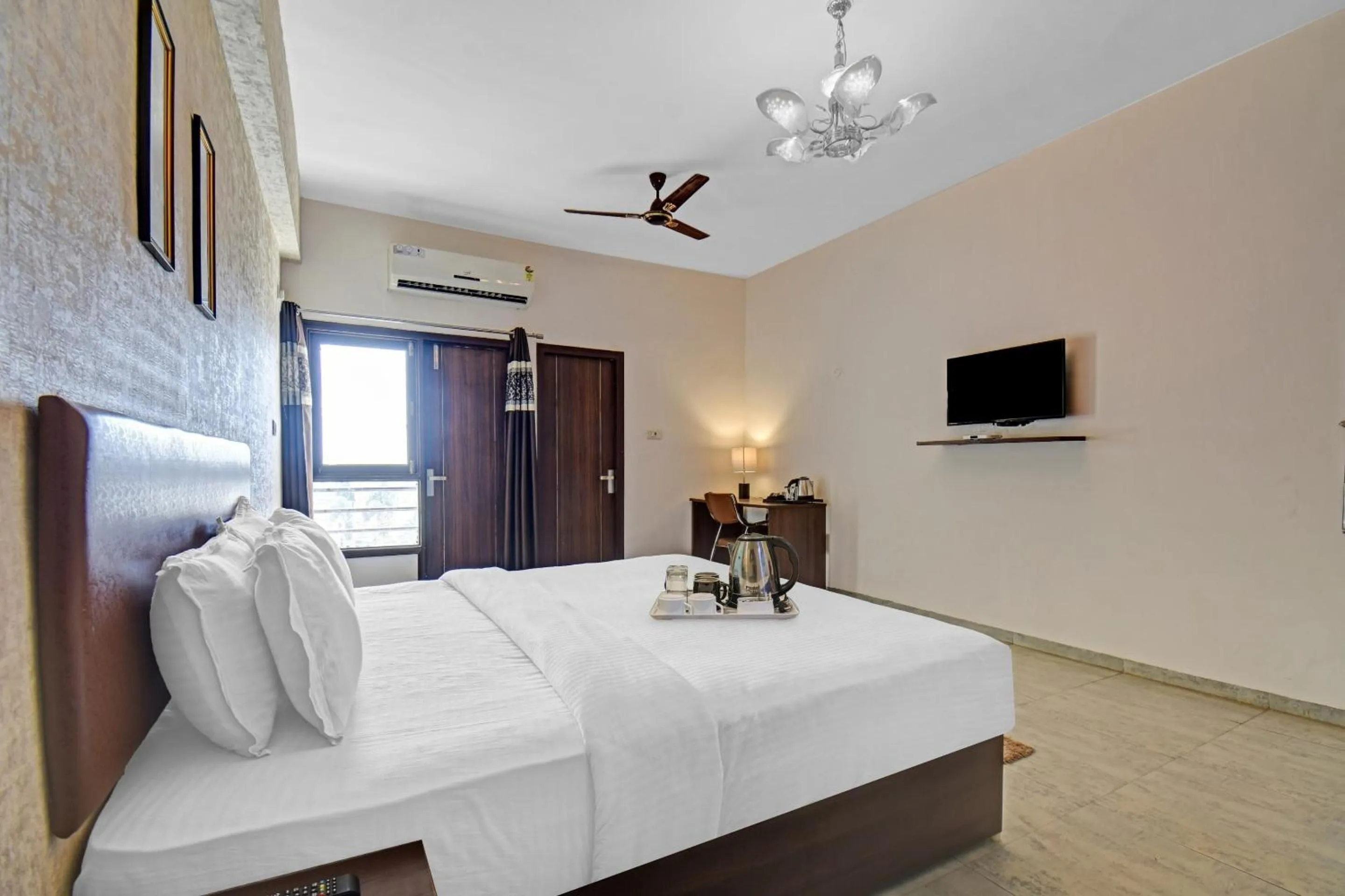 Bedroom, Bed in Townhouse Classio Suites