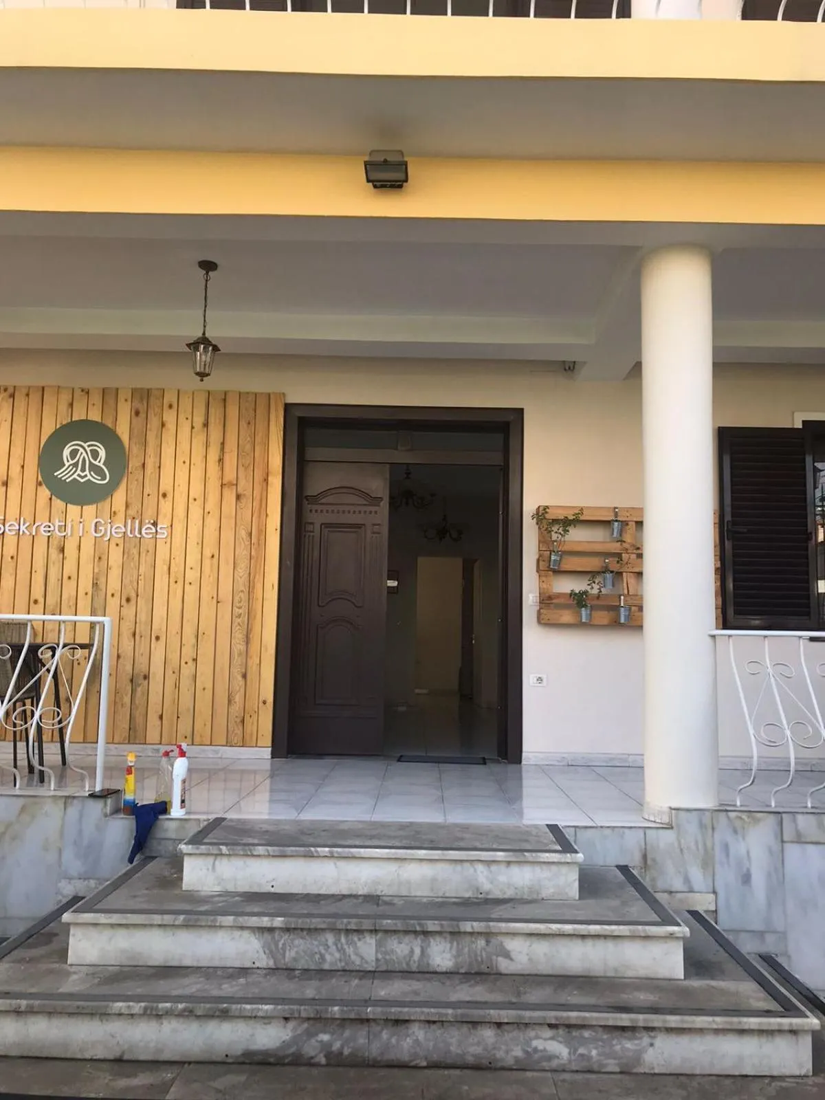 Facade/entrance in Tirana City Rooms - Vatra e Lagjes by Paymán Club