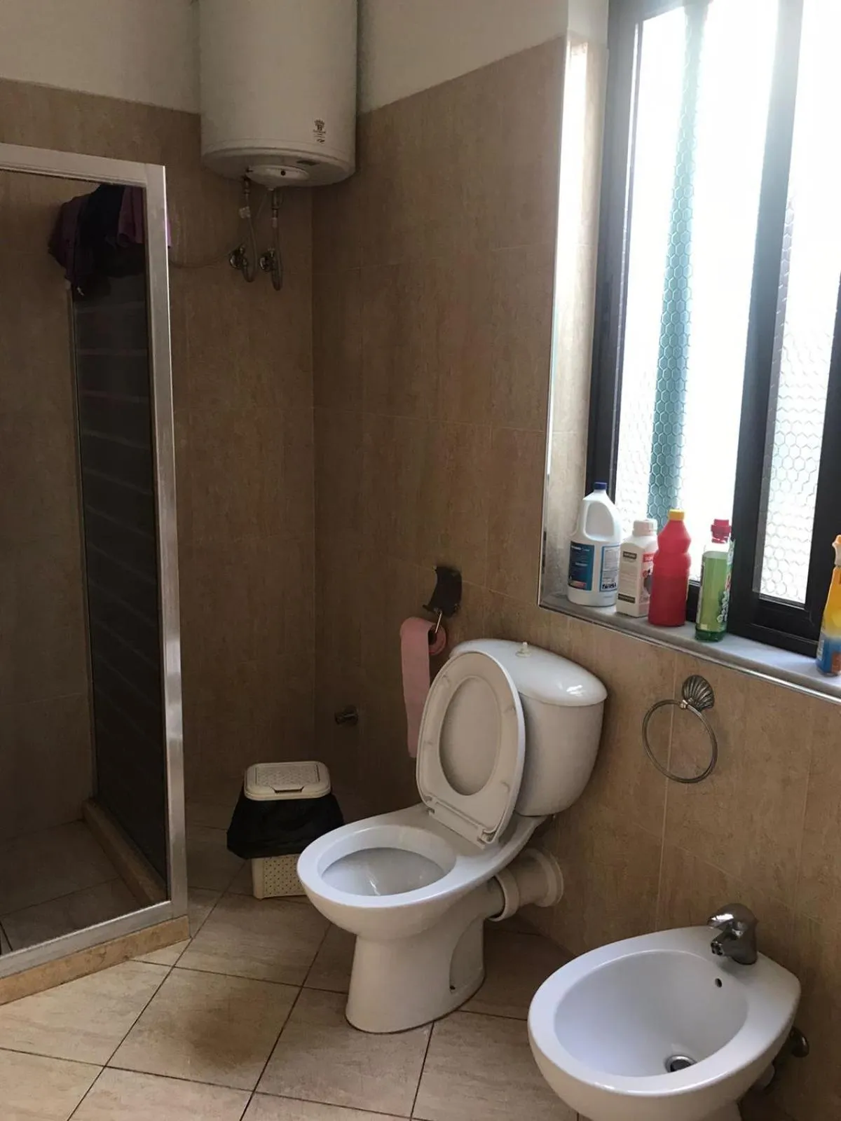 Shower in Tirana City Rooms - Vatra e Lagjes by Paymán Club