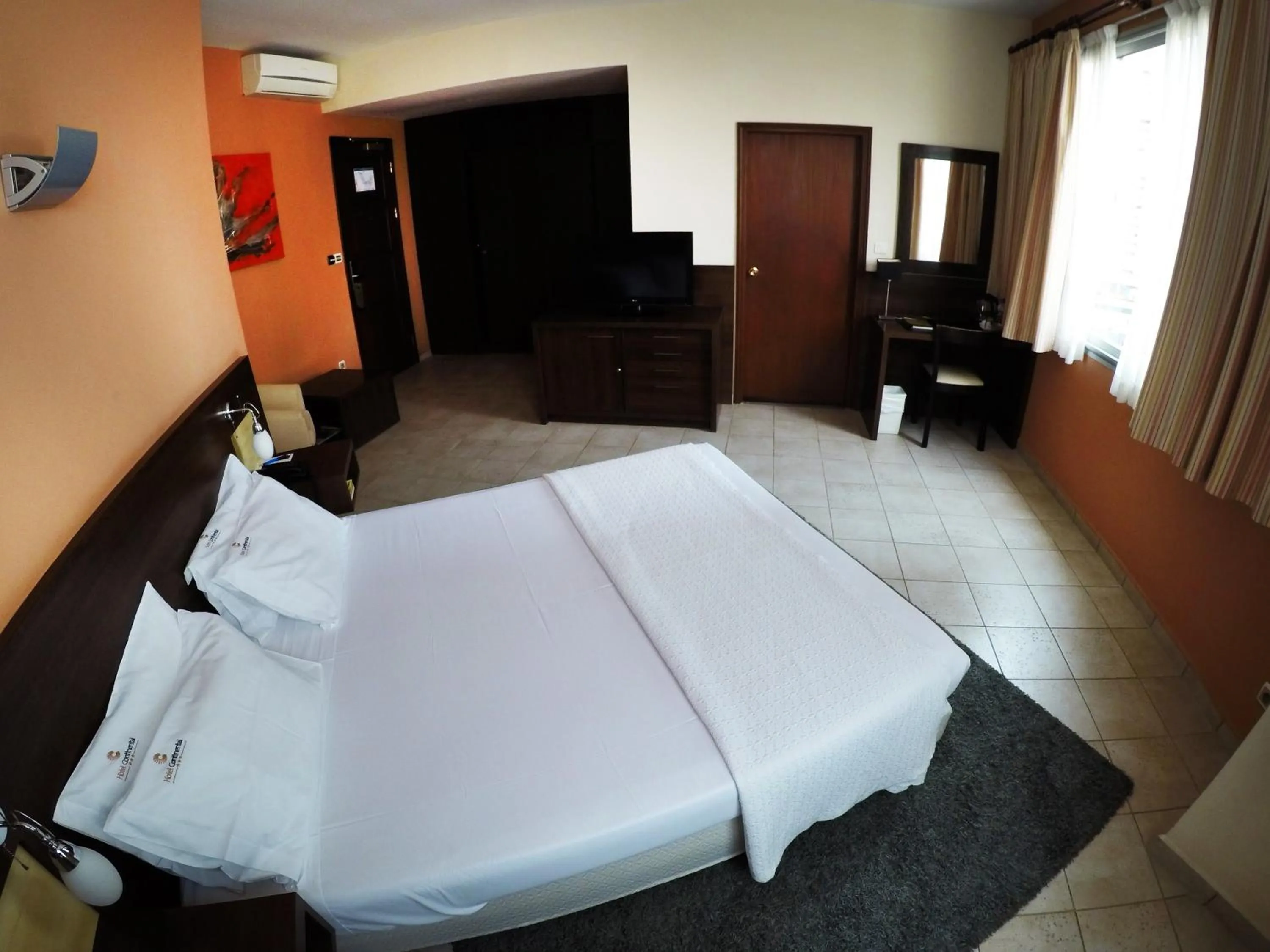Photo of the whole room, Bed in Hotel Continental Luanda