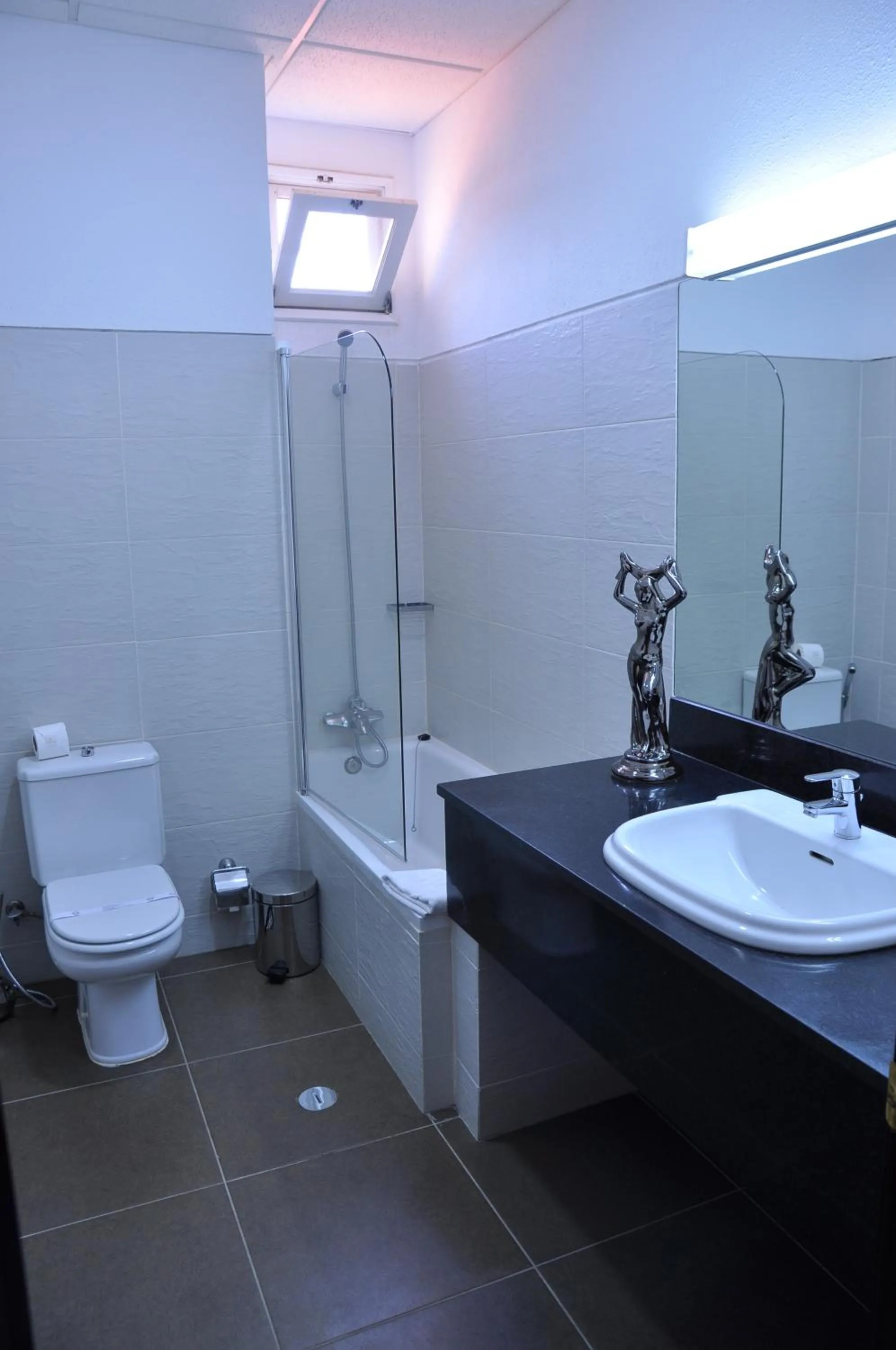Bathroom in Hotel Continental Luanda