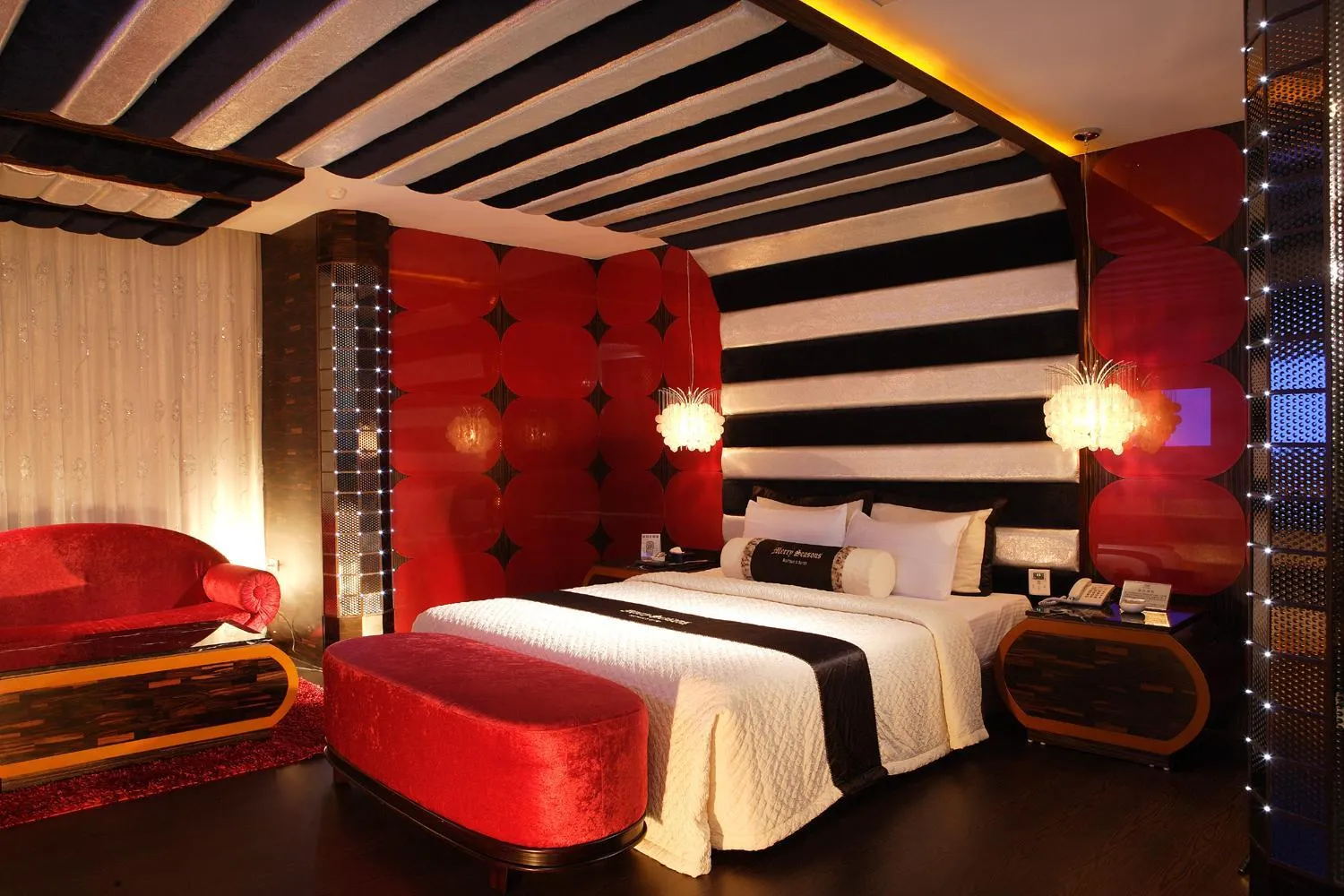 Photo of the whole room, Bed in Merryseasons