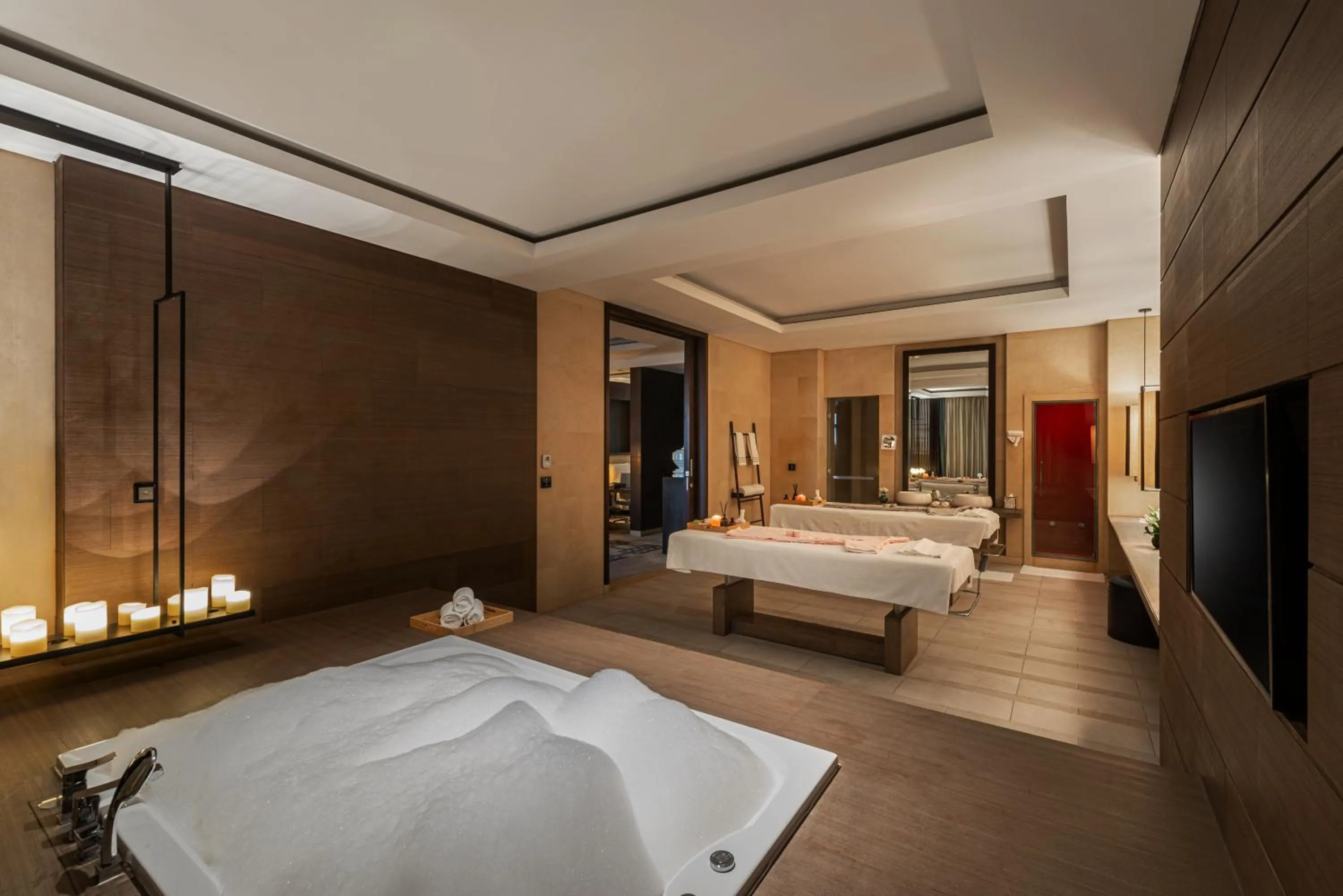 Hot Tub, Bed in Narcissus Riyadh Hotel & Spa