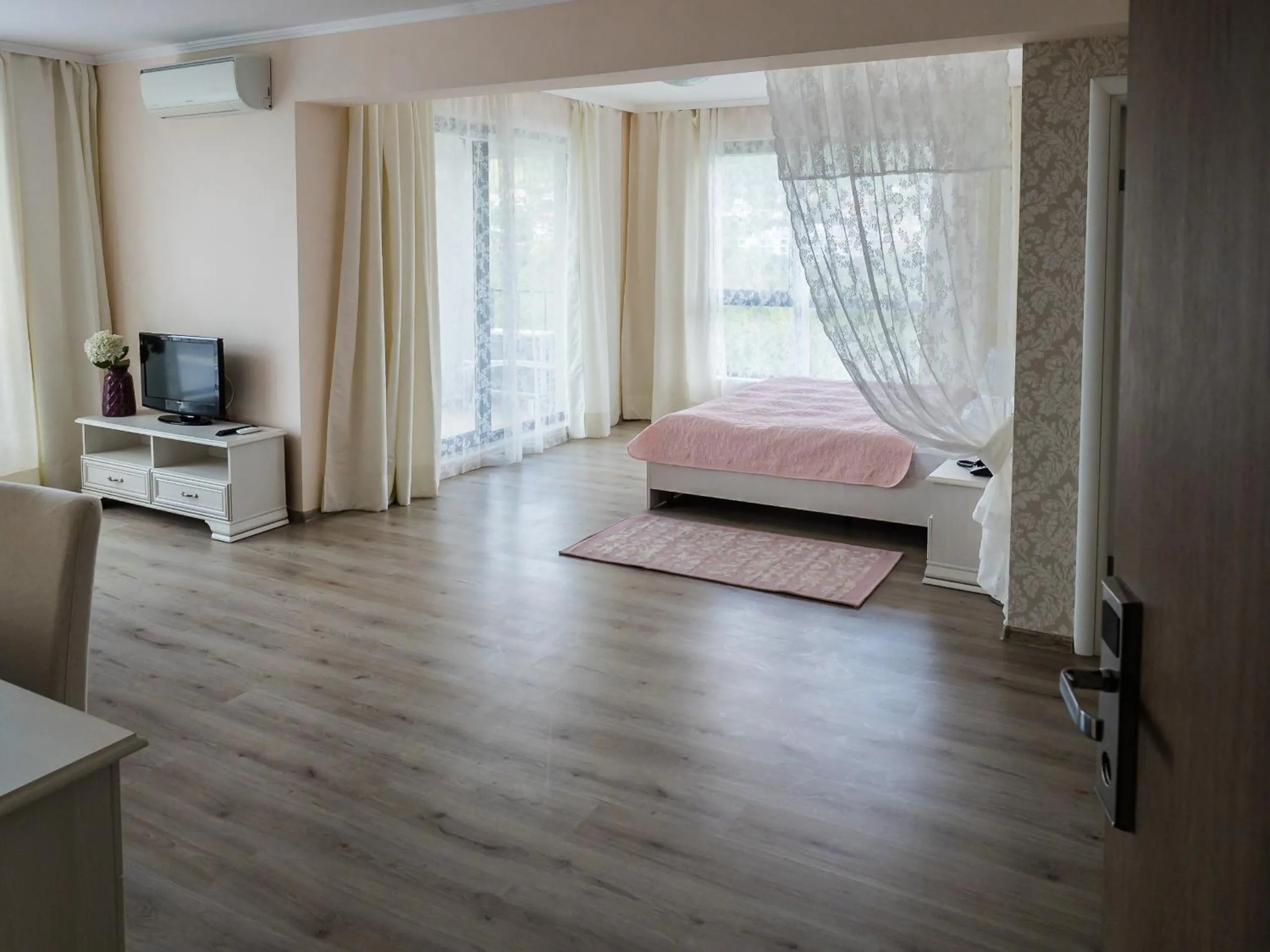 Bedroom in White Rock Castle Suite Hotel & SPA