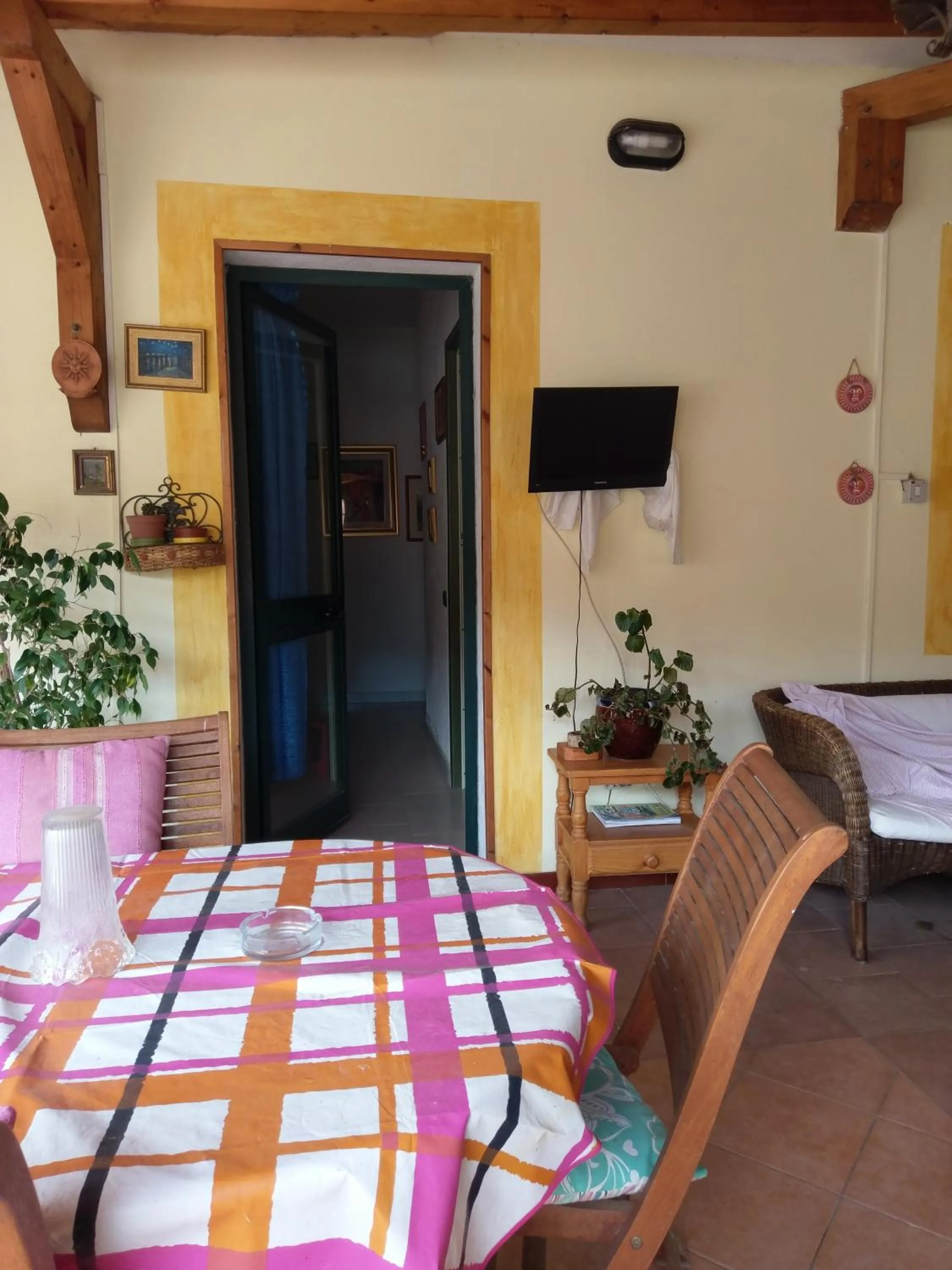 Communal lounge/ TV room in B&B da Donatella