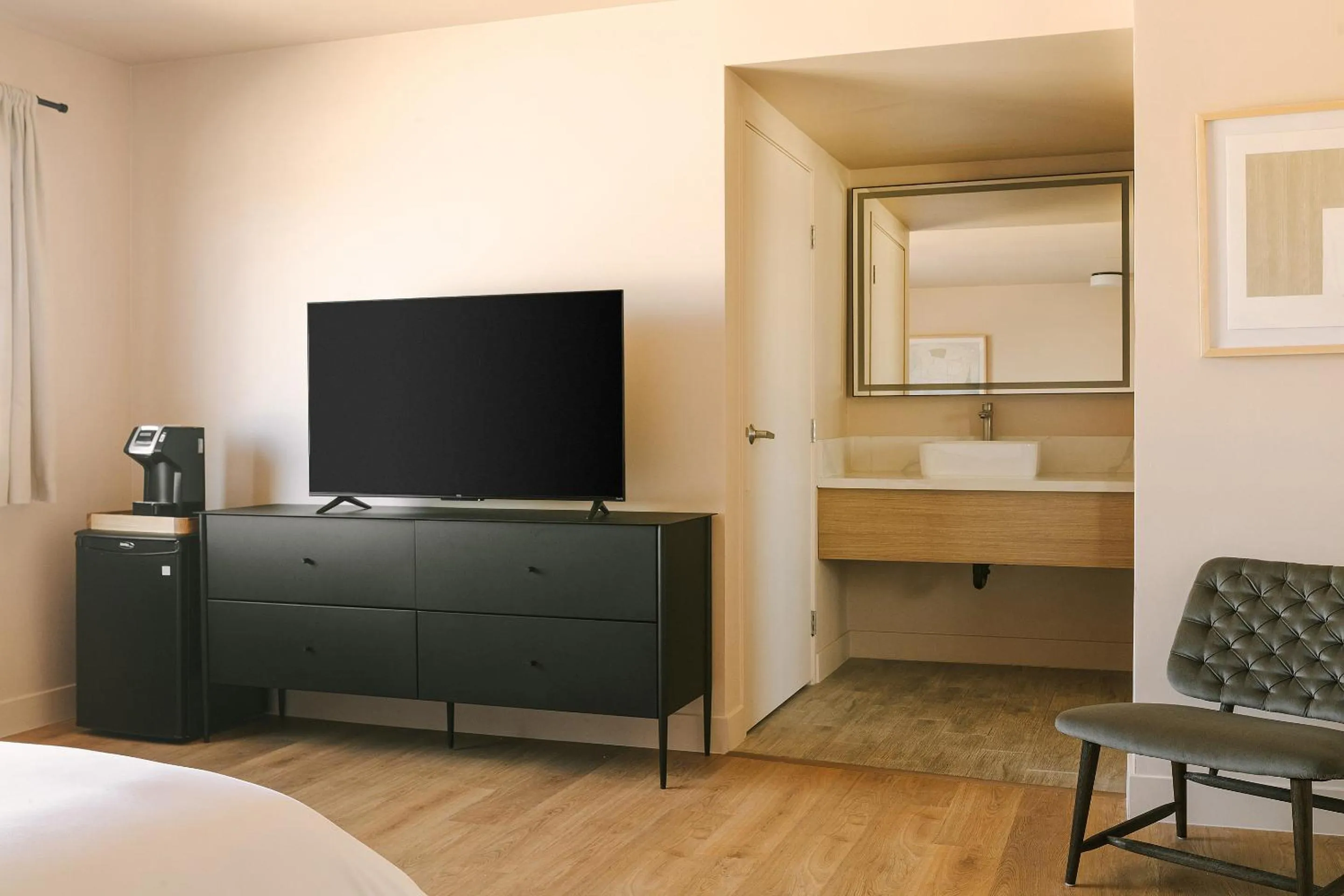 Queen Room - Disability Access in Solarena