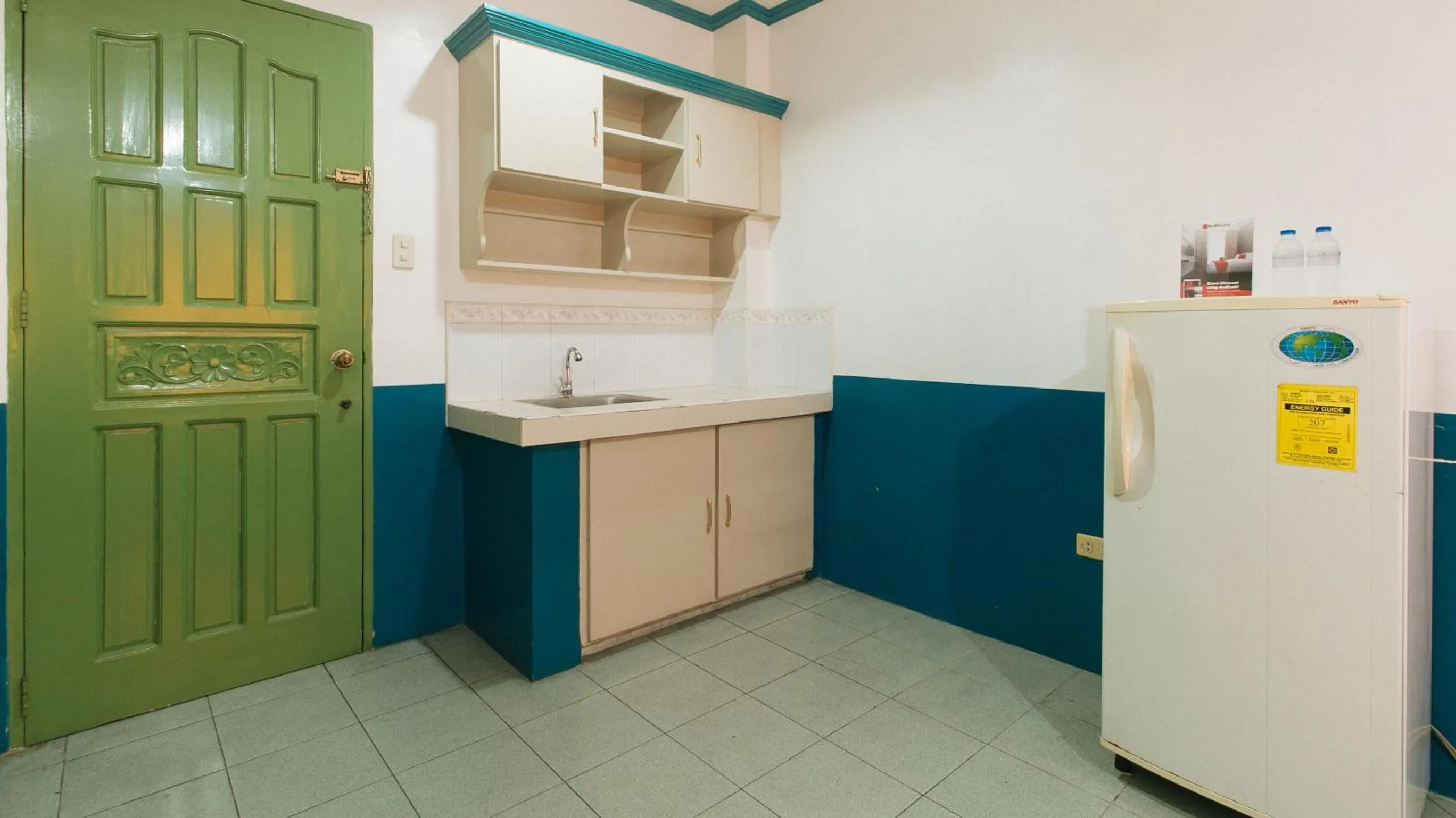 Kitchen or kitchenette in RedDoorz @ Orsu Hotel Angeles Pampanga