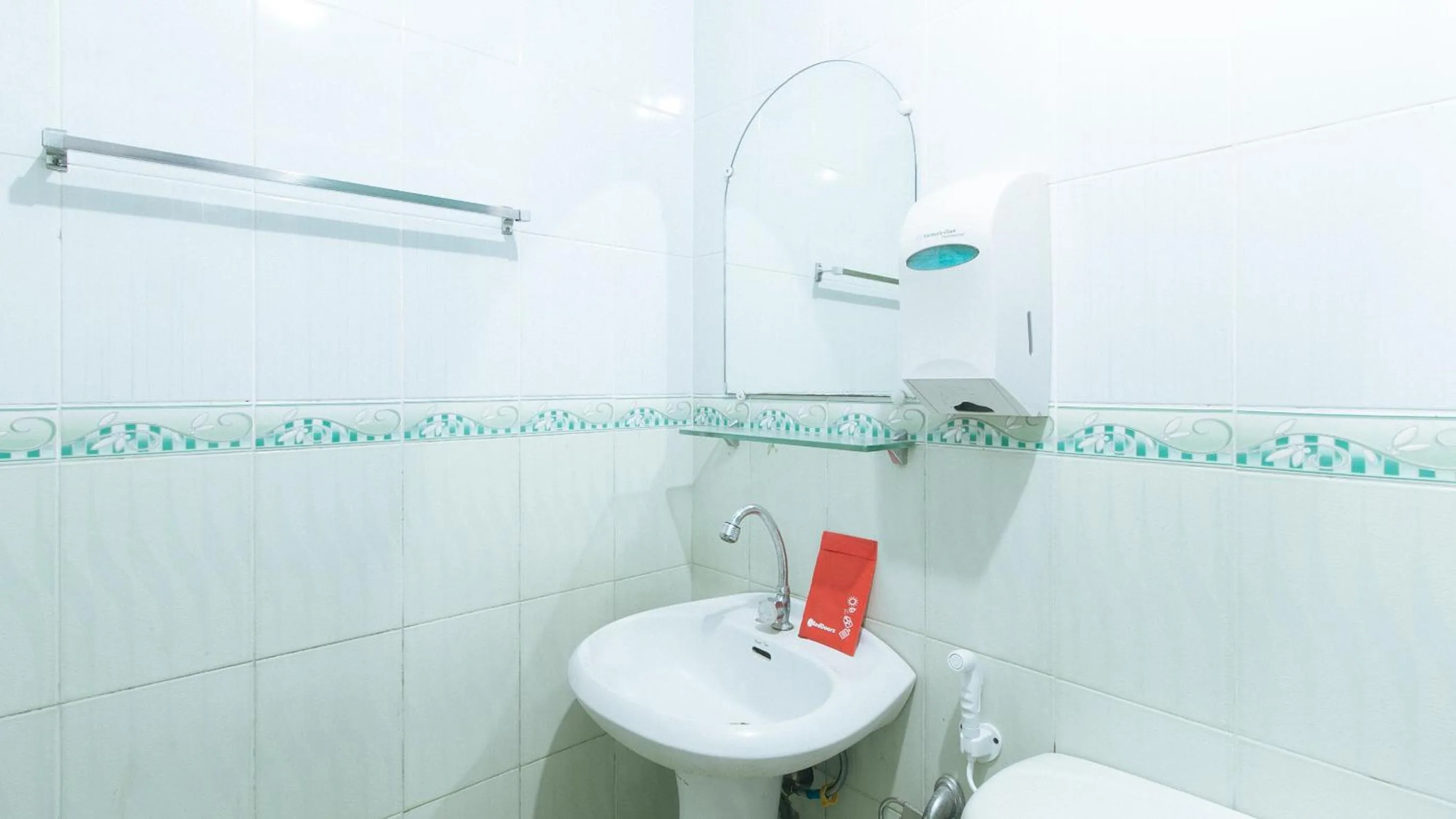 Shower in RedDoorz @ Orsu Hotel Angeles Pampanga