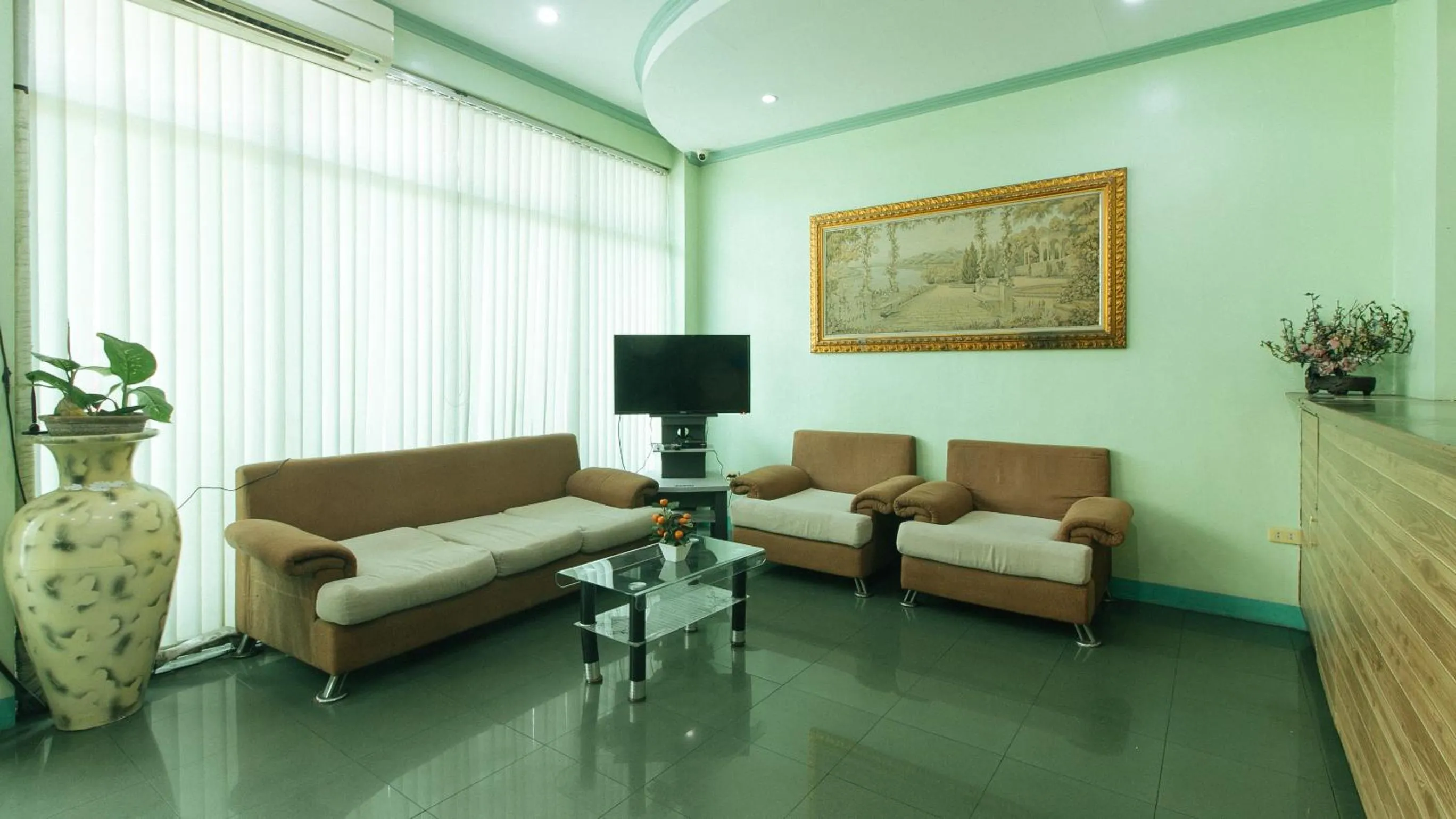 Seating area in RedDoorz @ Orsu Hotel Angeles Pampanga