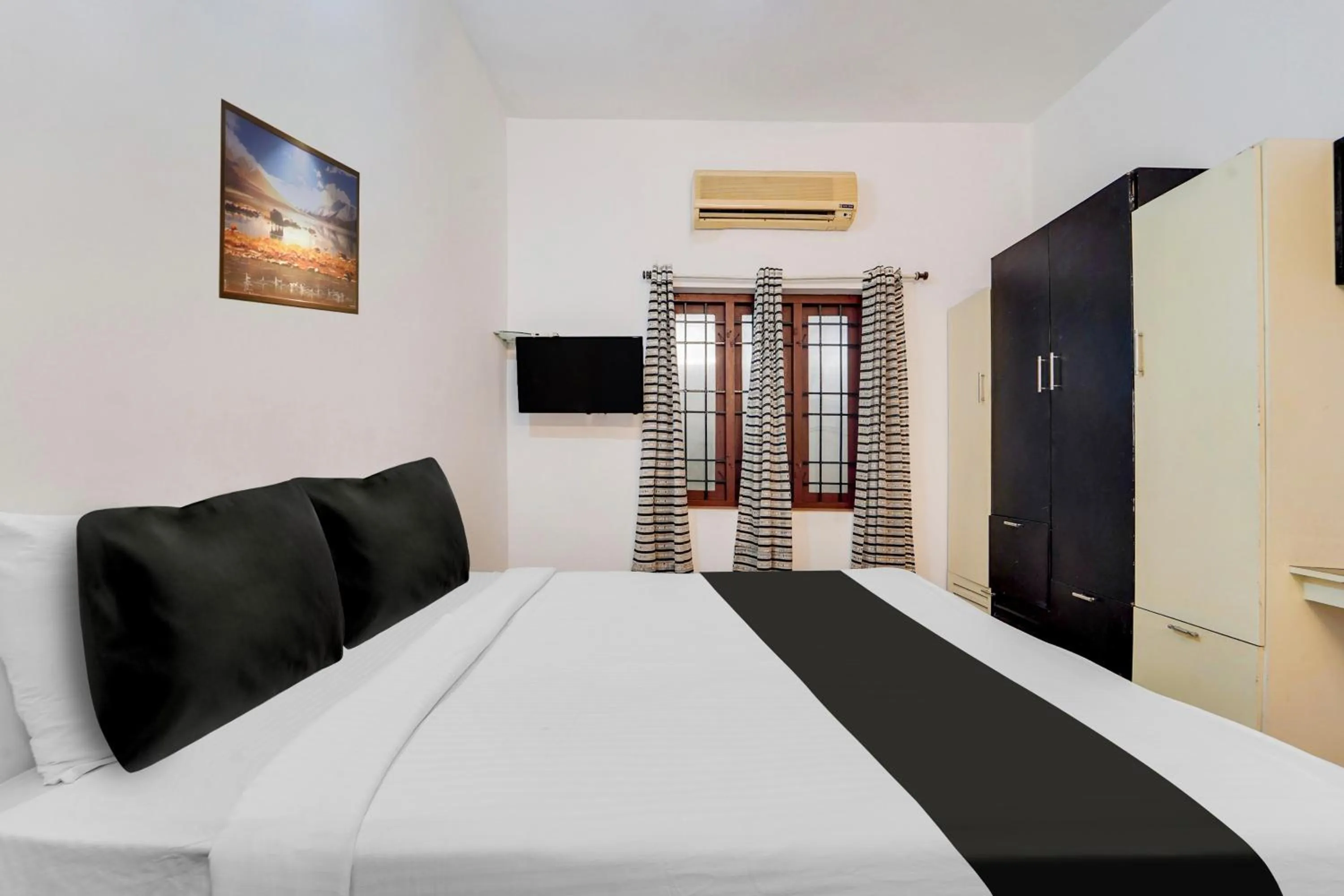 Bedroom, Bed in Super Hotel O Vazhakkala