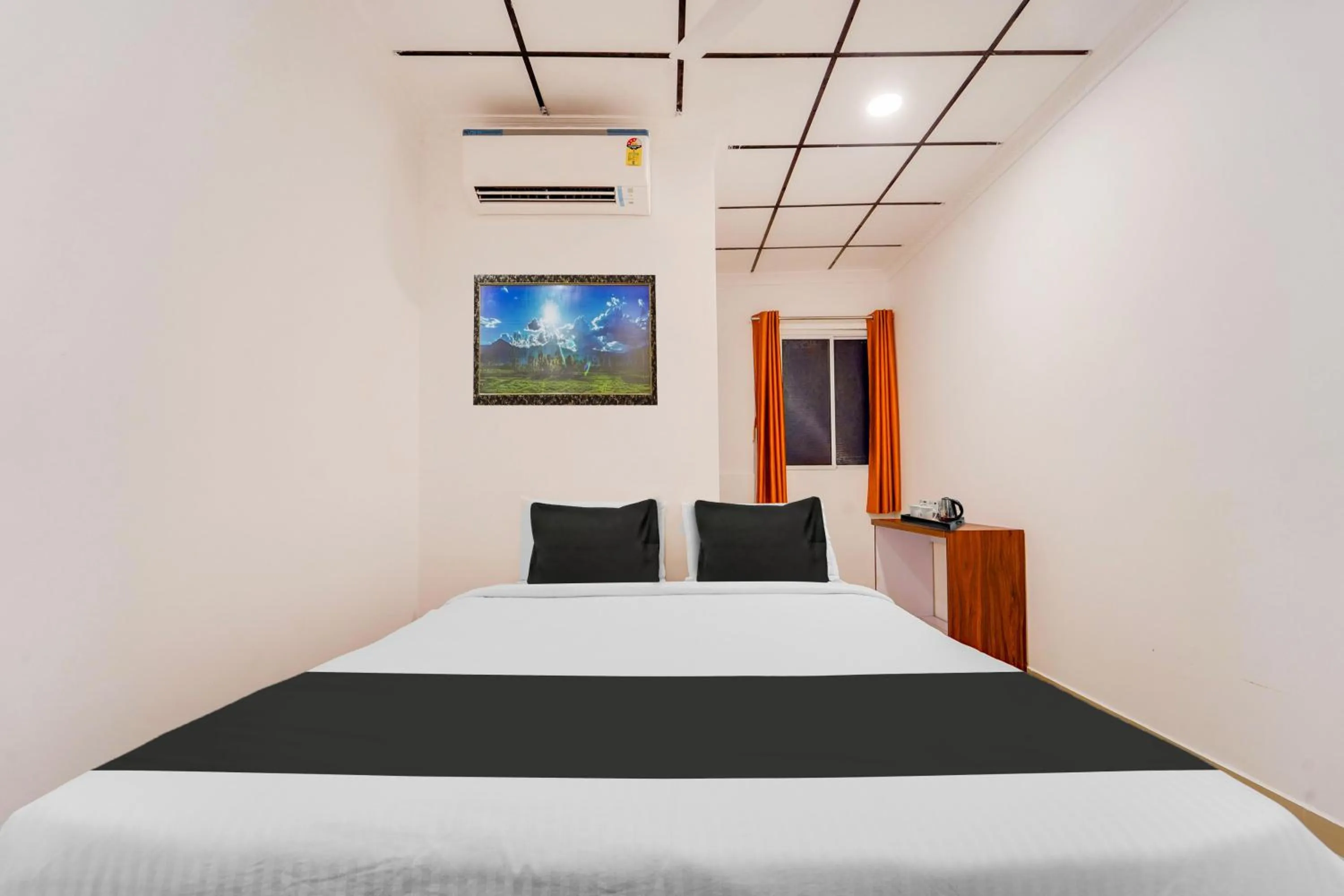 Bedroom, Bed in Super Hotel O Vazhakkala