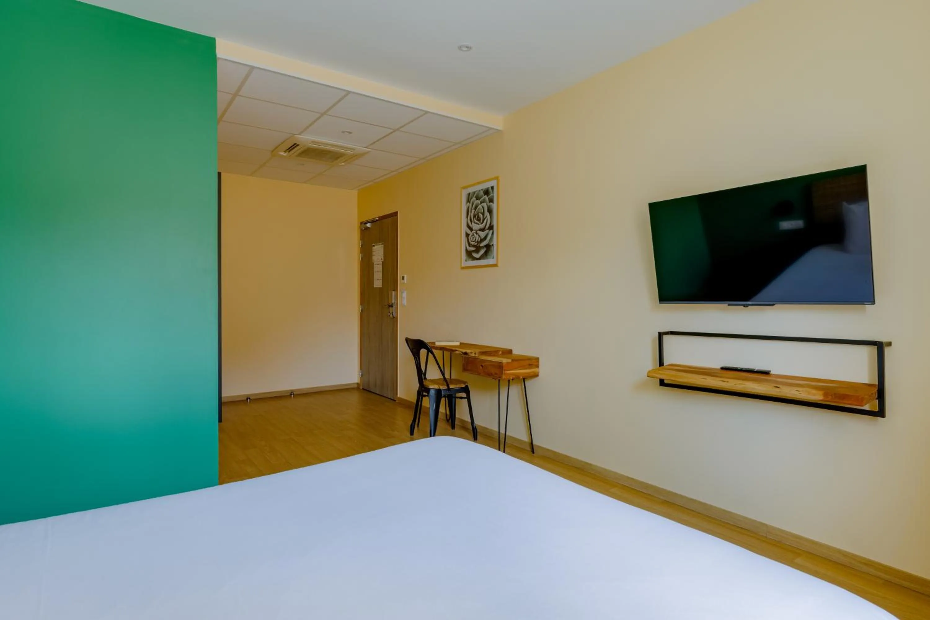 TV and multimedia, Bed in Hôtel de la Tour