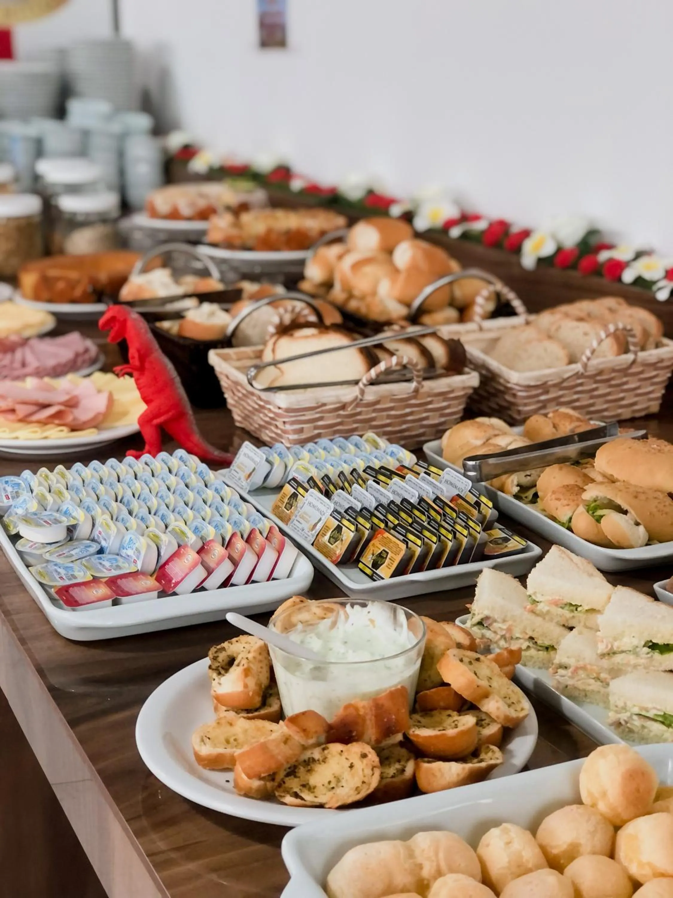 Buffet breakfast in Hotel Recanto dos Dinossauros