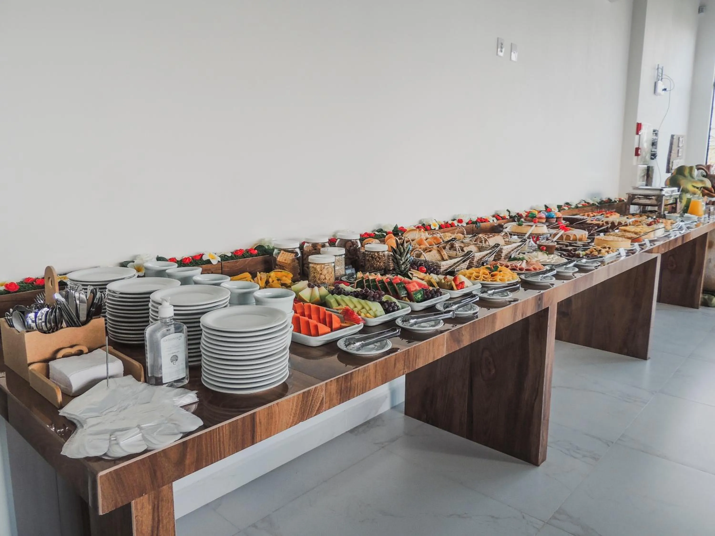 Buffet breakfast in Hotel Recanto dos Dinossauros