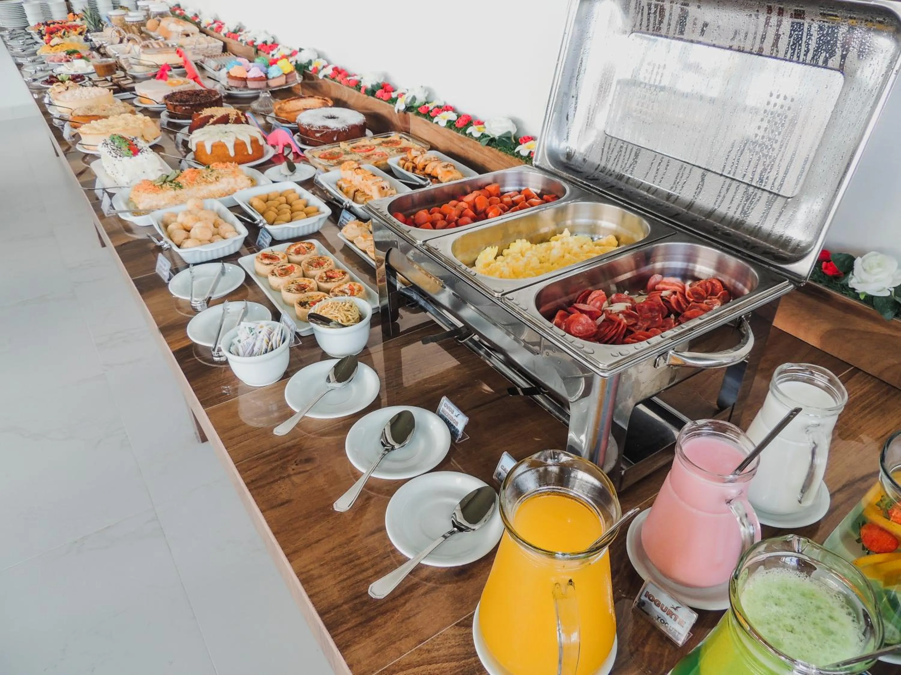 Buffet breakfast in Hotel Recanto dos Dinossauros