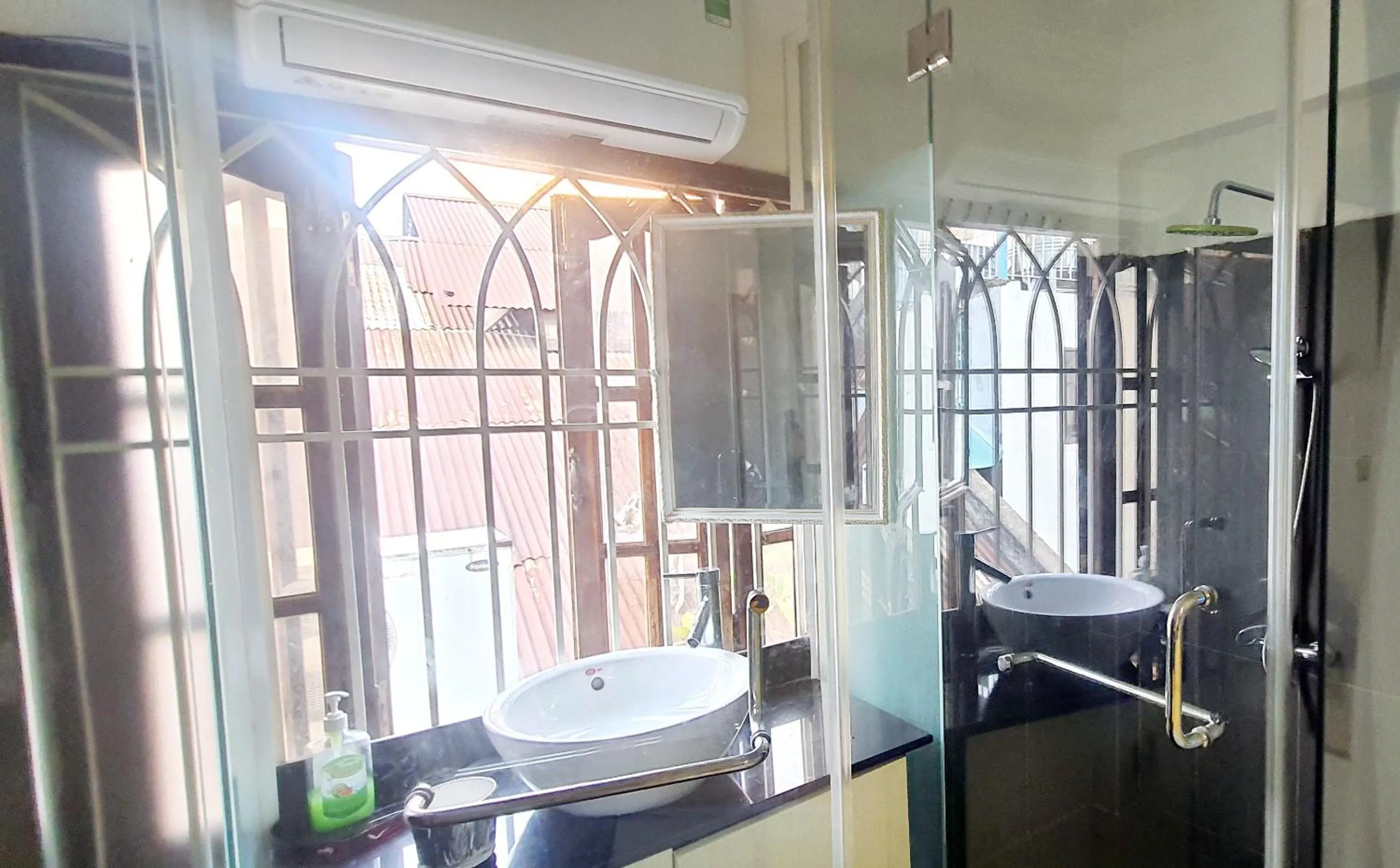 Shower in Homestay Hostel Apartment Minh Lộc