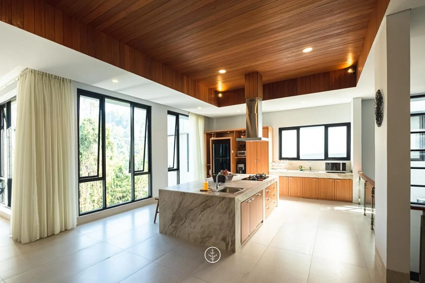 Drinks in Atsuka Hill View Villa 8 bedrooms with a private heated swimming pool